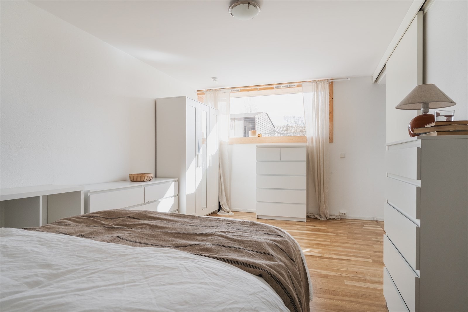 Stort soverom i leiligheten i kjelleren Galleribilde