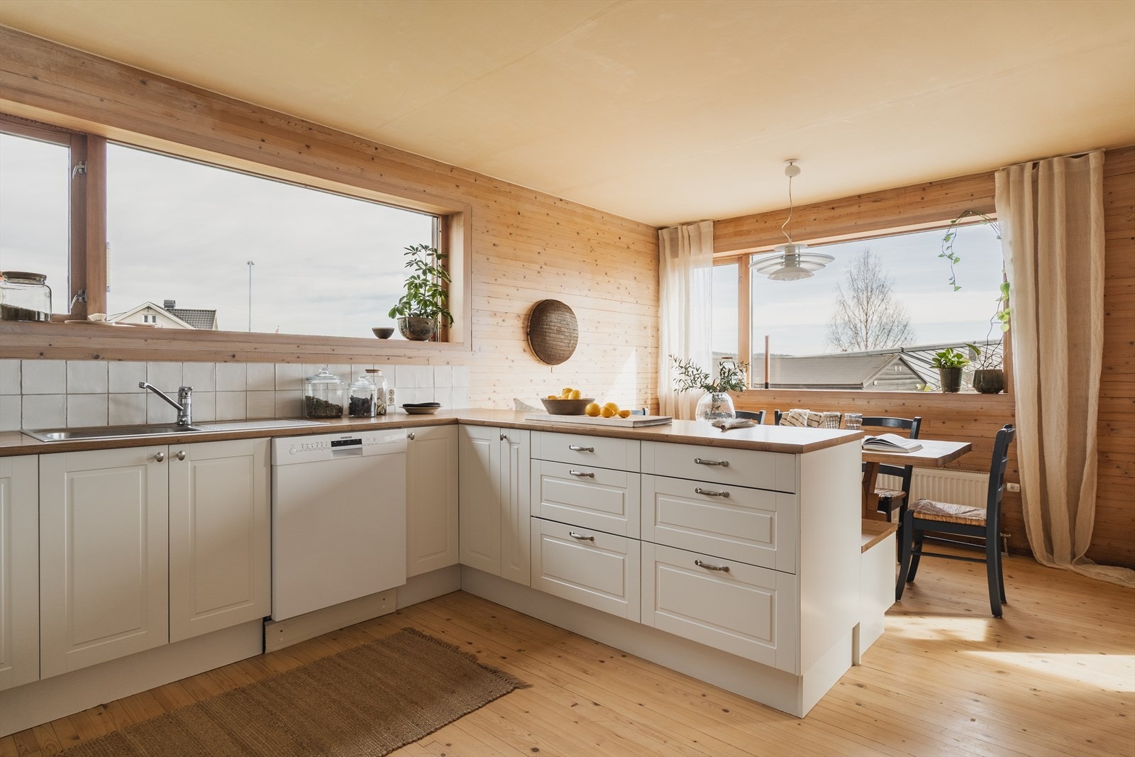 Stekeovn, keramisk topp og kjøl/frys er integrert i innredningen. Oppvaskmaskinen medfølger Galleribilde