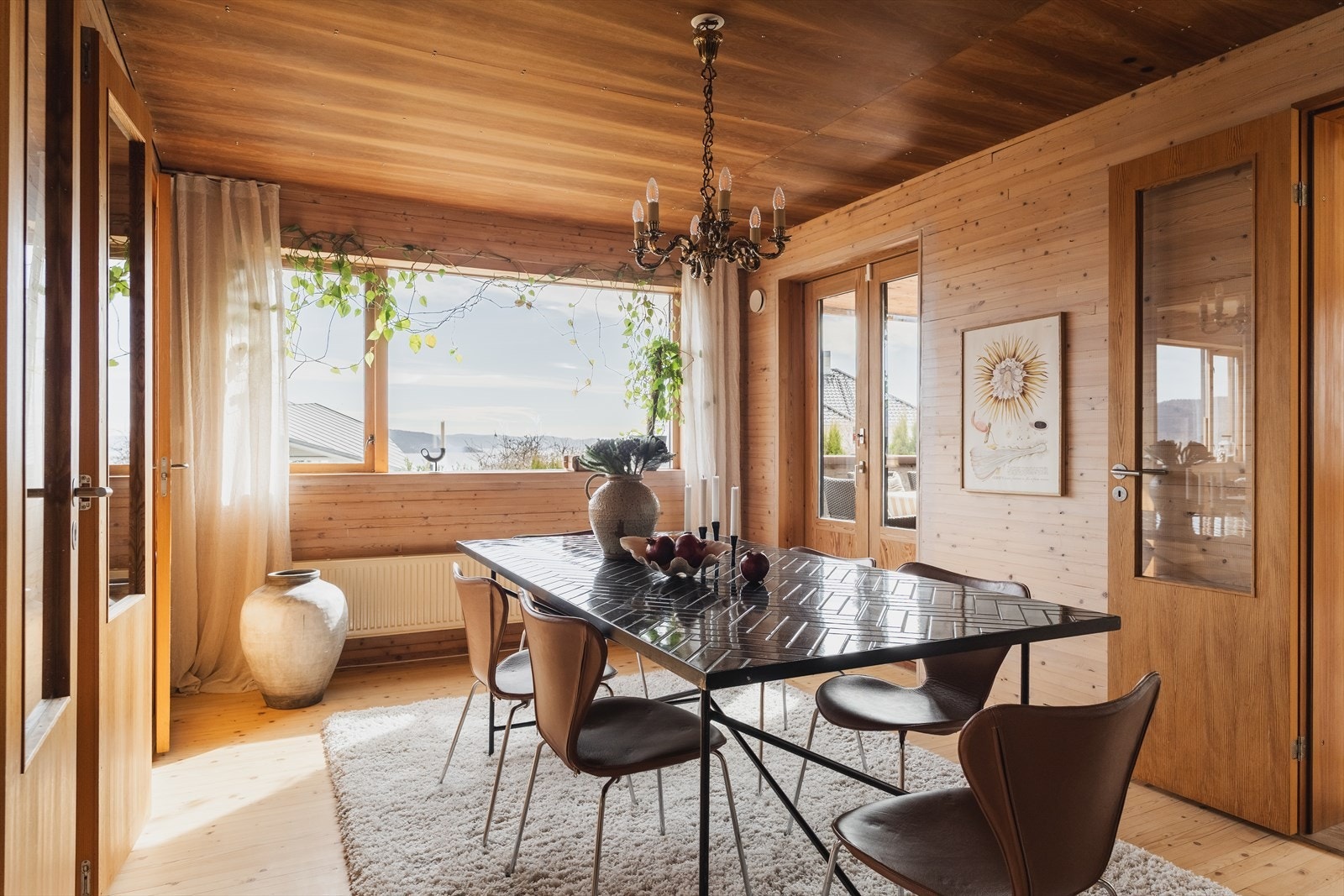 Fra spisestuen i 1. etasje har du utgang til terrassen (samme terrasse som i stuen) Galleribilde