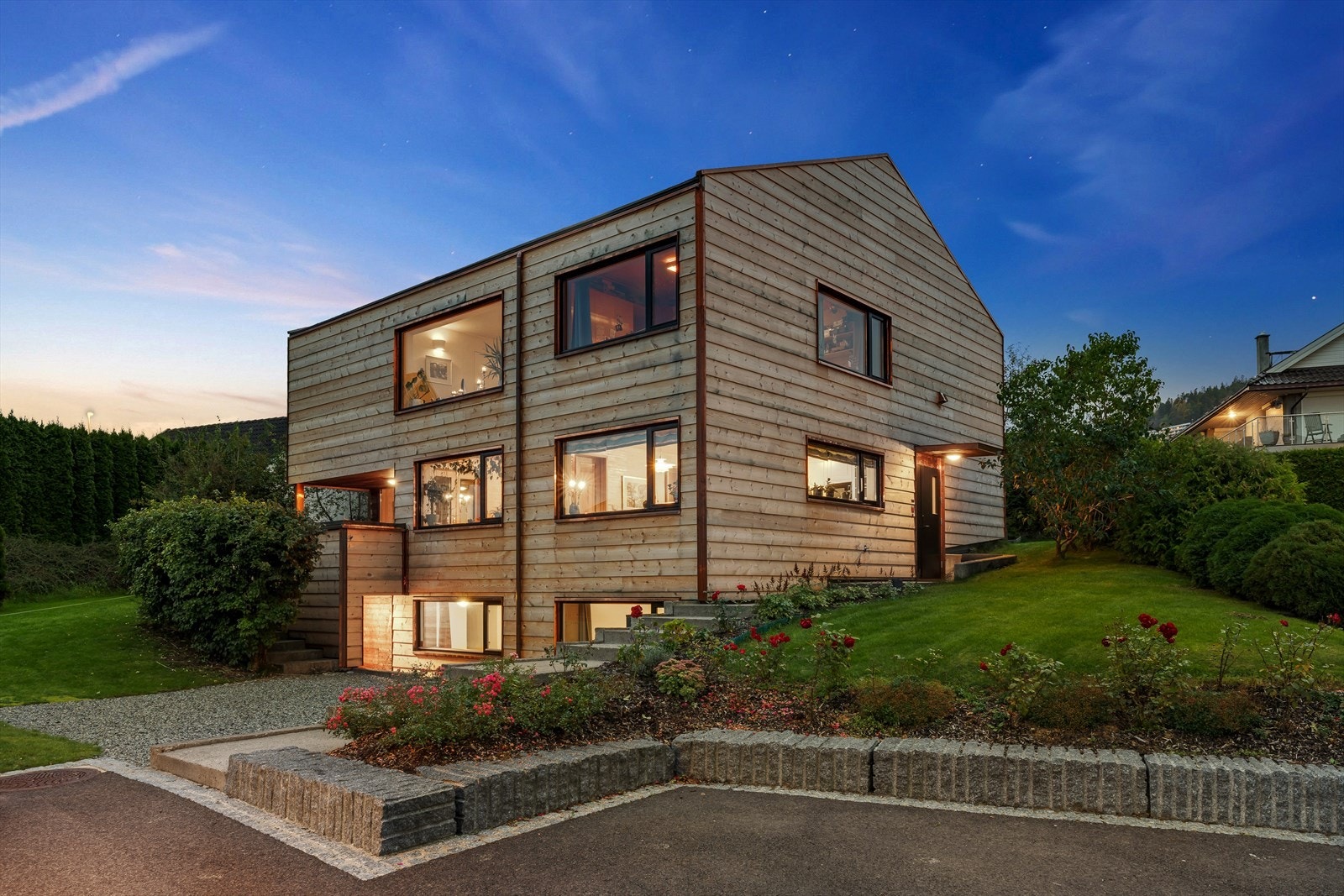 Pent opparbeidet hage med morelltre, epletre, plommetrær, kirsebærtrær og ripsbusker Galleribilde