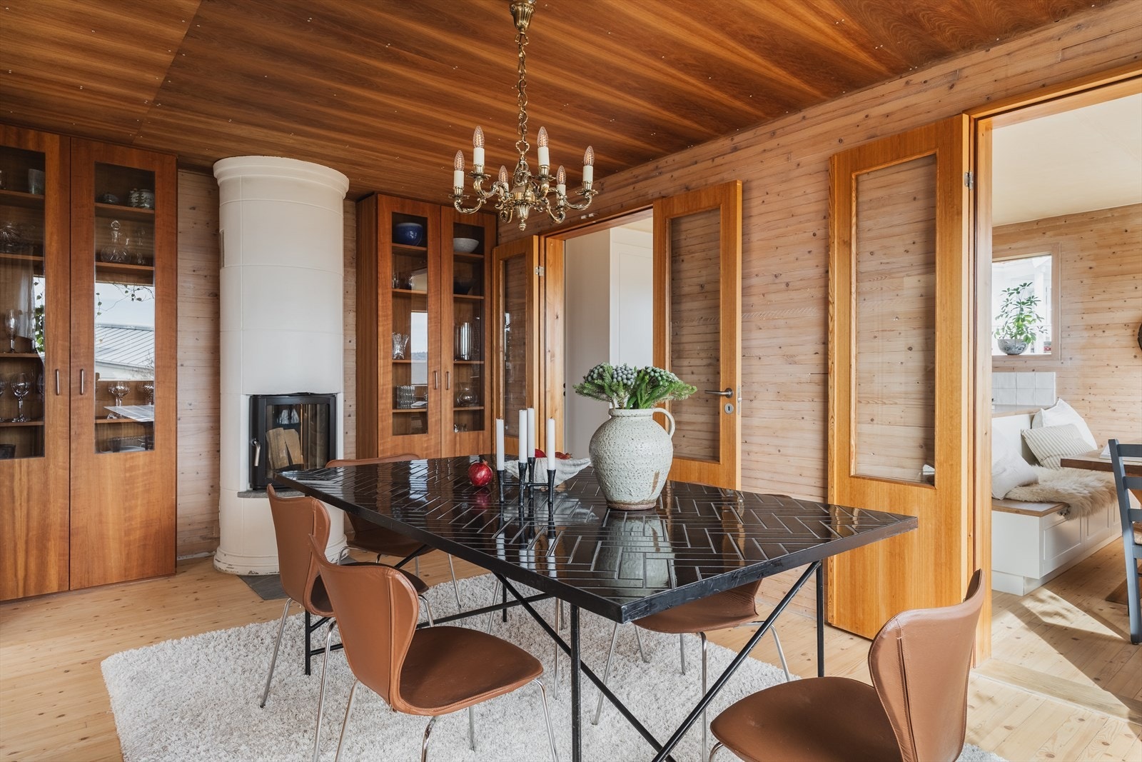 Bolig går over tre etasjeplan med henholdsvis underetasje, 1.- og 2. etasje Galleribilde