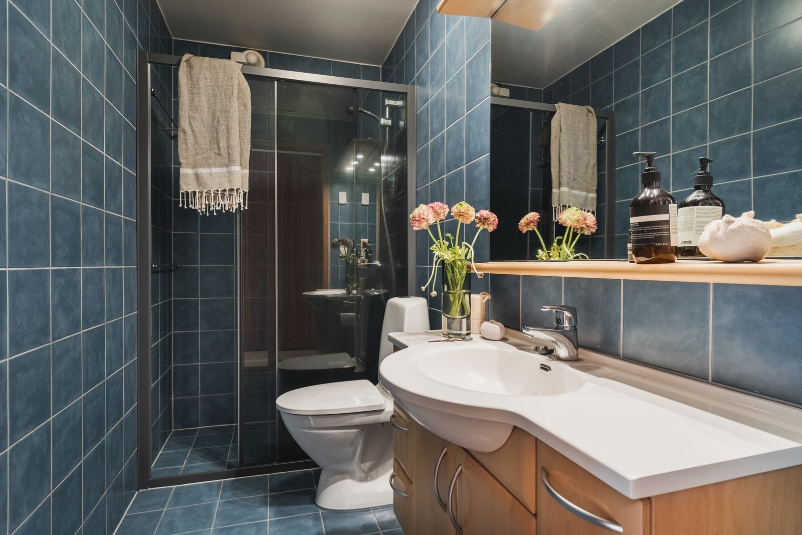 Helfliset baderom med vannbåren gulvvarme Galleribilde