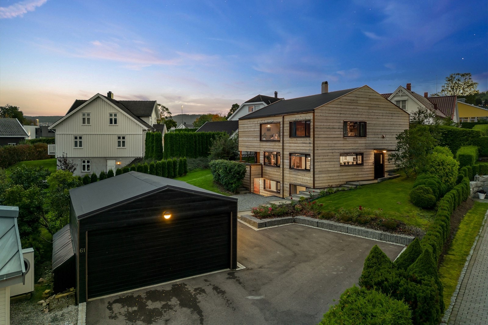 Du finner gode parkeringsmuligheter i dobbel garasje (med ladeboks), samt i egen gårdsplass Galleribilde