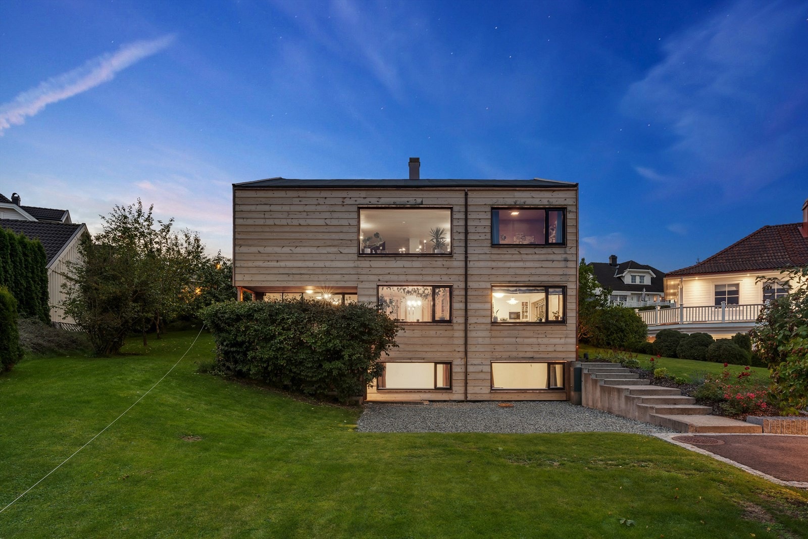 Det ble lagt ny kledning i 2023. Boligen er det første huset i Norge som er bygget i massivtre Galleribilde