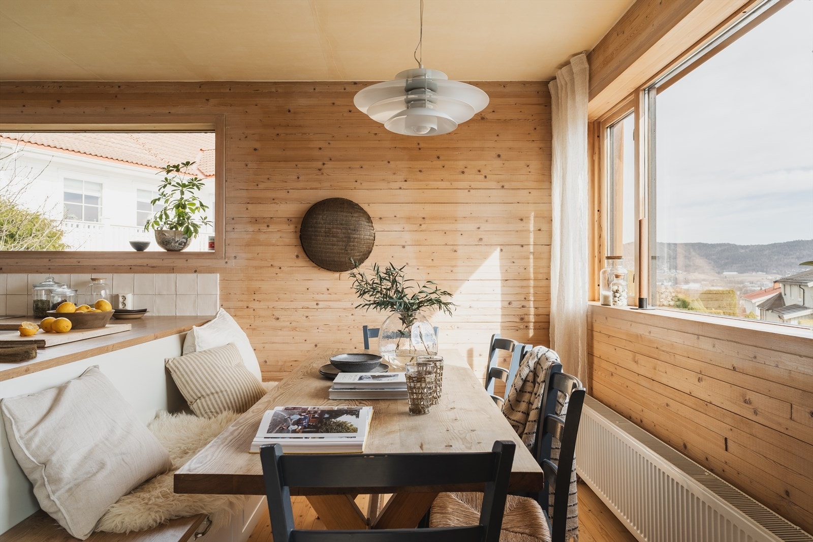 Det er plass til stort langbord og mange middagsgjester Galleribilde