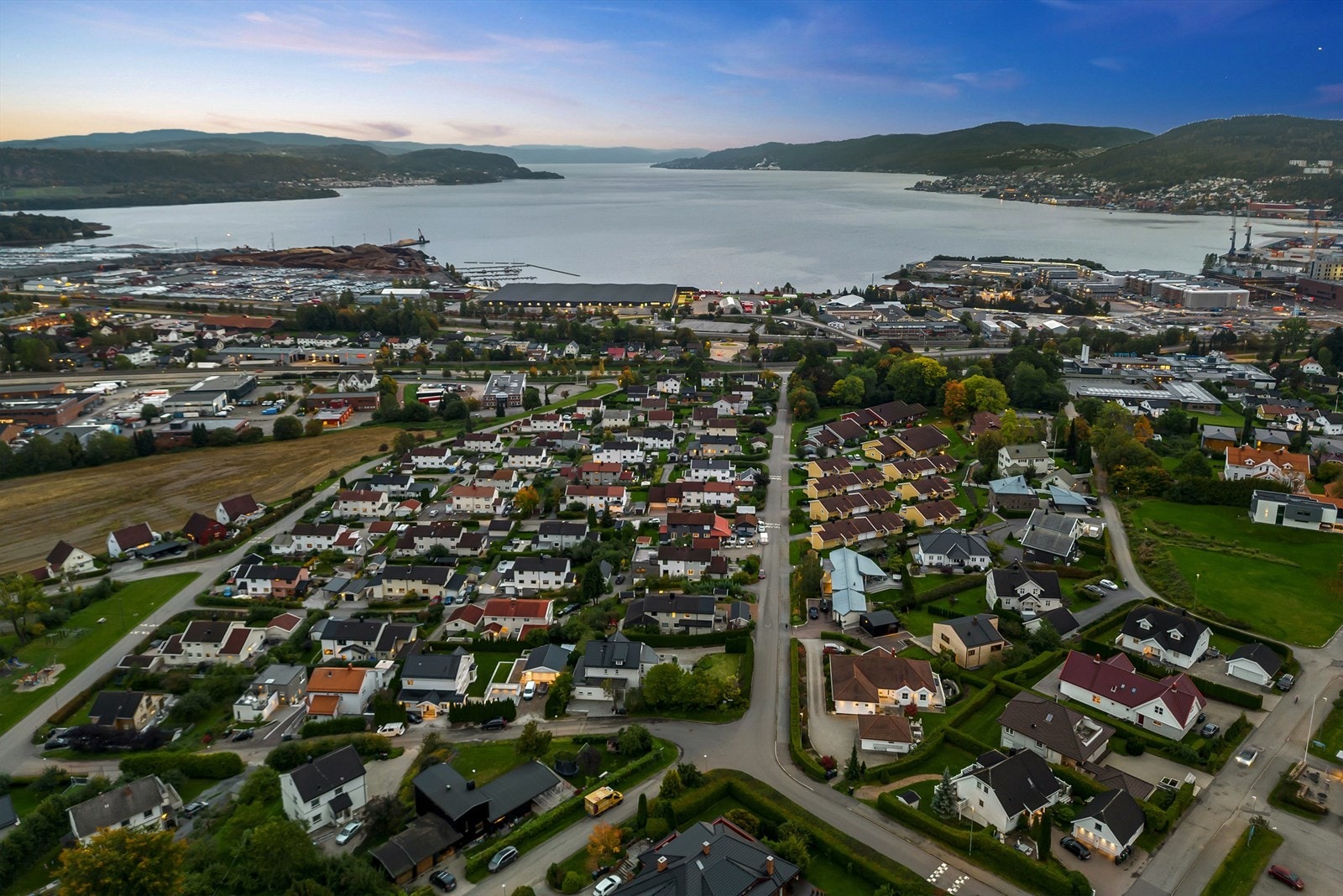 Familievennlig nabolag med kort vei til både skoler, barnehager og flotte turområder Galleribilde
