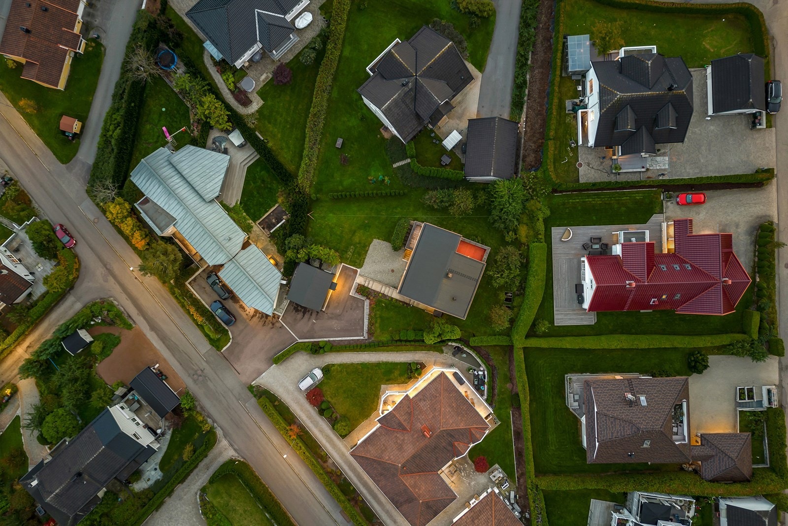 Boligen har en svært attraktiv beliggenhet i etablert boligområde på Nøste i Lier med skjermede, rolige og sentrumsnære omgivelser Galleribilde