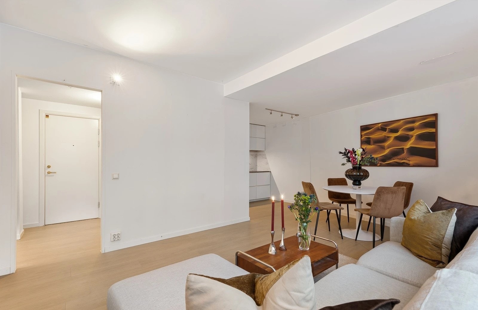 Stuen er åpen og lys og har god plass til både sofagruppe og spisebord. Galleribilde