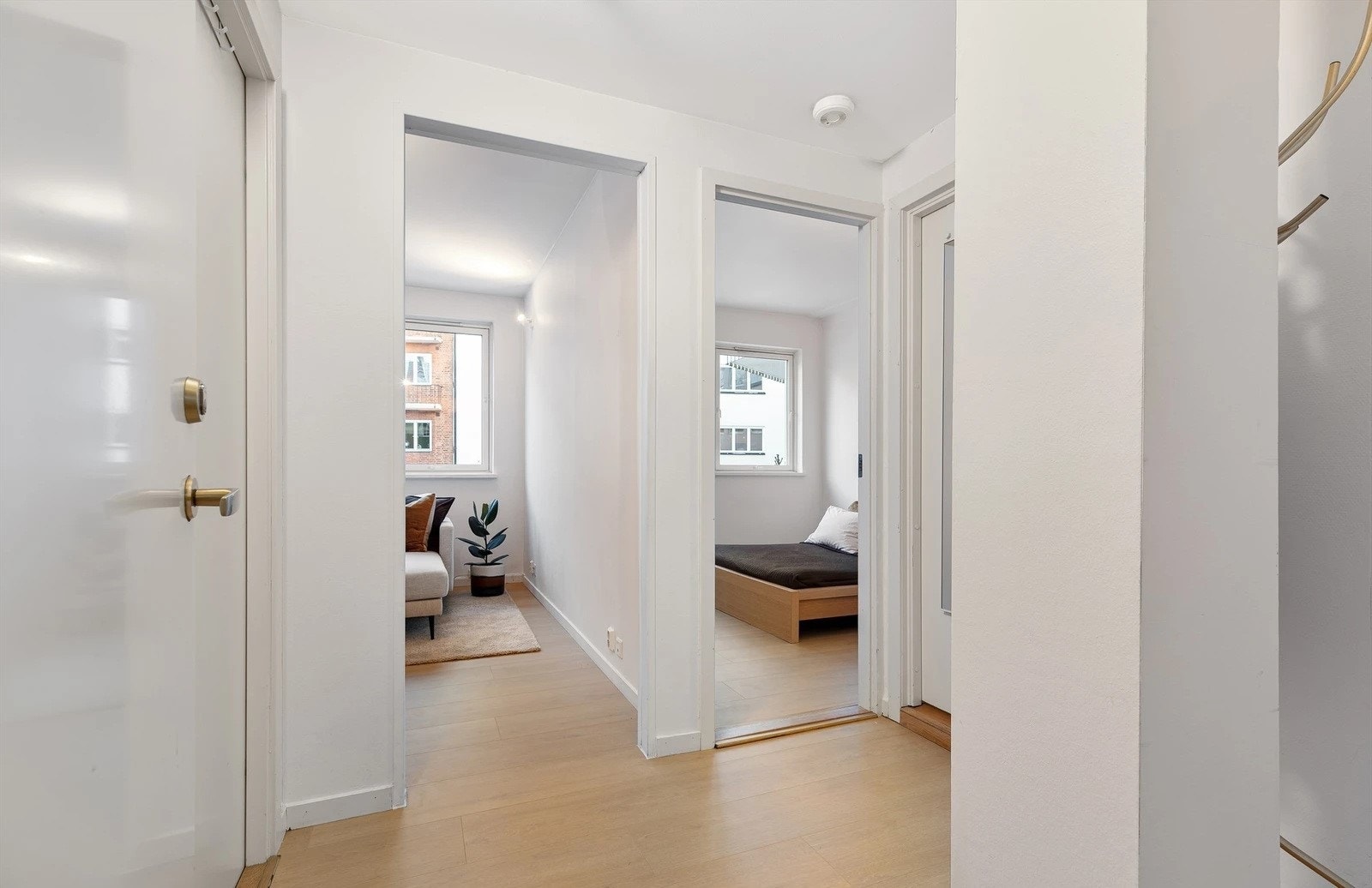 Her ønskes du velkommen hjem ved en lys og innbydende entré, der yttertøyet enkelt kan henges av. Galleribilde