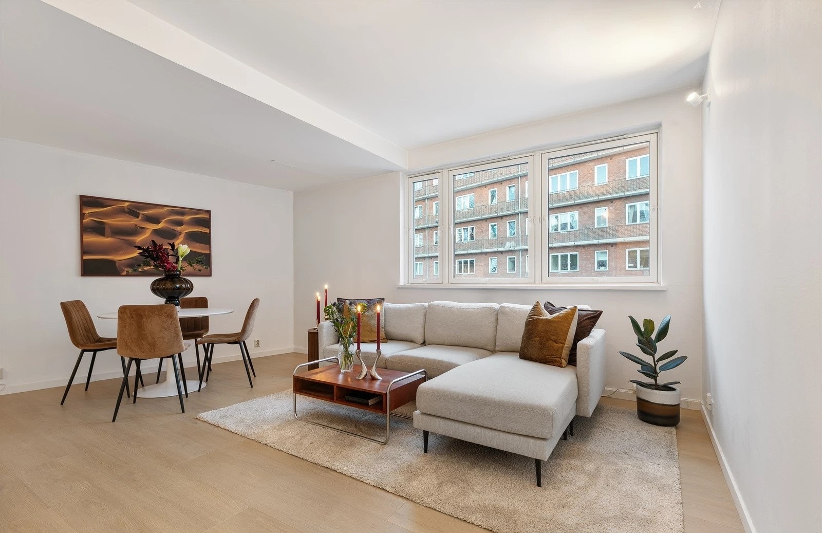 Åpen stue- og kjøkkenløsning gjør leilighetens planløsning praktisk. Galleribilde