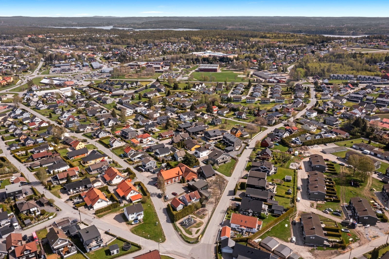 Eiendommen har fin beliggenhet på Borgenhaugen. Her er det rolige om familievennlige omgivelser. Galleribilde