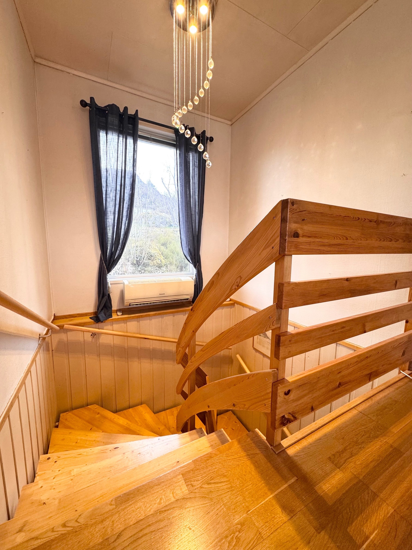 Stue m/nedgang til hall Galleribilde