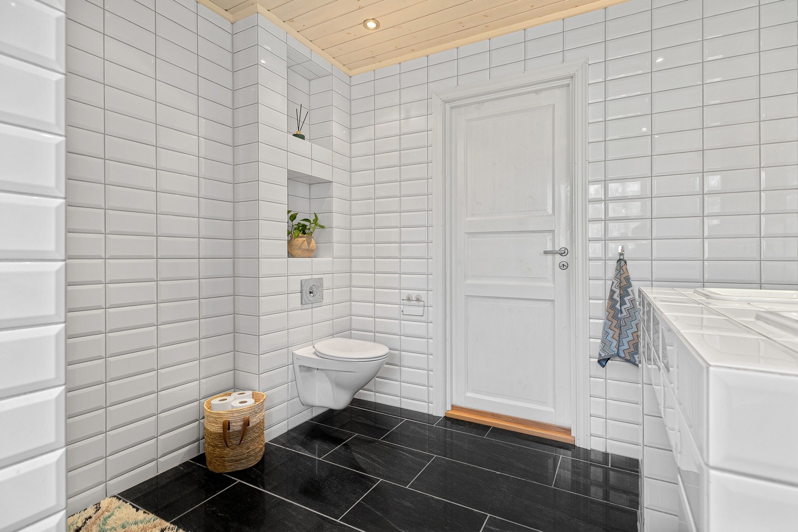 Vegghengt wc med flotte nisjehyller Galleribilde