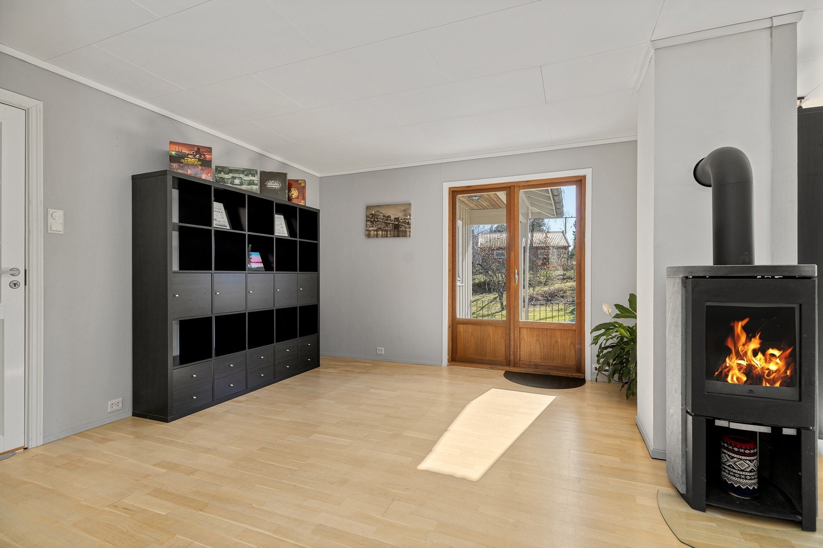 Del av stue og utgang til solrikt uteområde Galleribilde