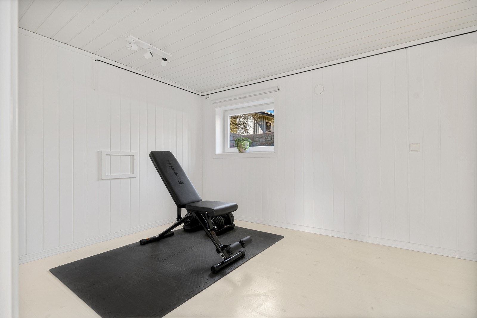 Soverom i kjeller i dag brukt som treningsrom Galleribilde