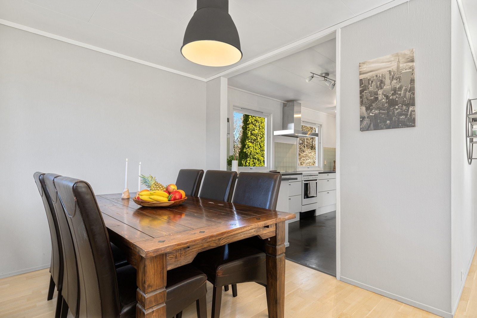 Spisestueplass i forbindelse med kjøkkenet Galleribilde