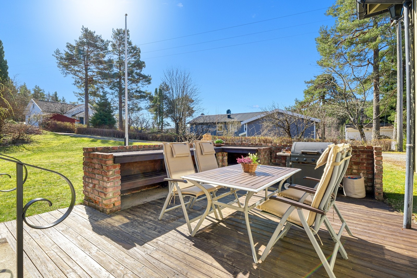 Lun og svært solrik eiendom med kveldssol Galleribilde