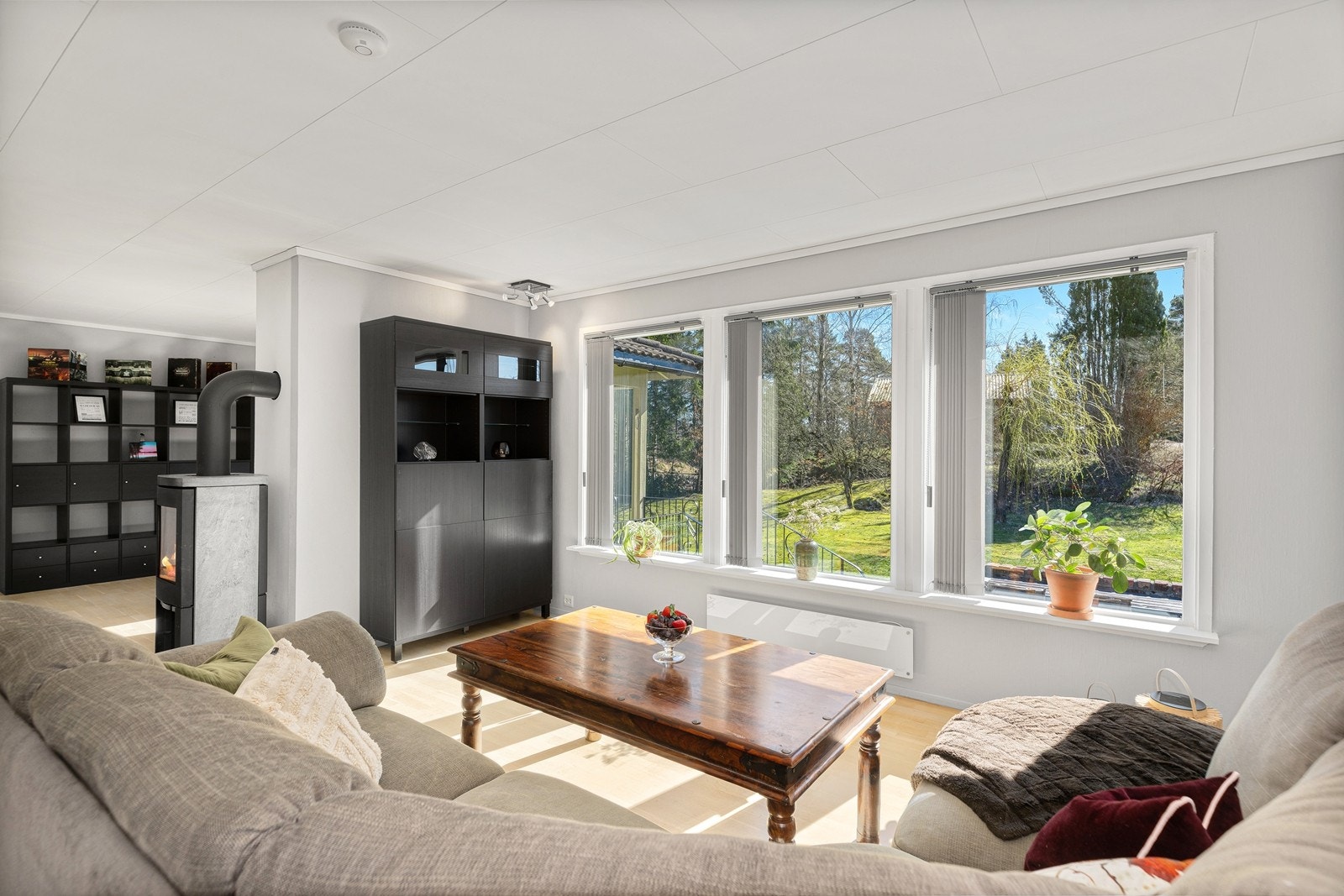 Sjarmerende utsikt mot den koselige hagen og flott grøntareal Galleribilde