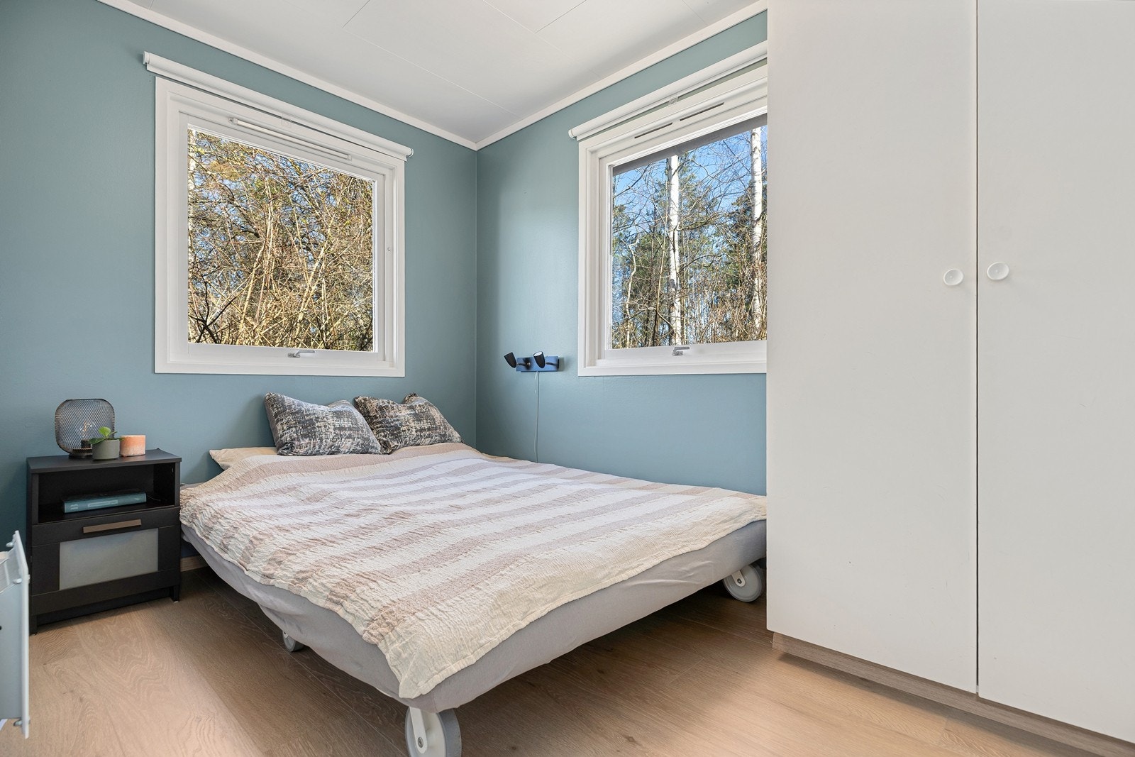 Det er 3 soverom i hovedetasjen alle av god størrelse Galleribilde