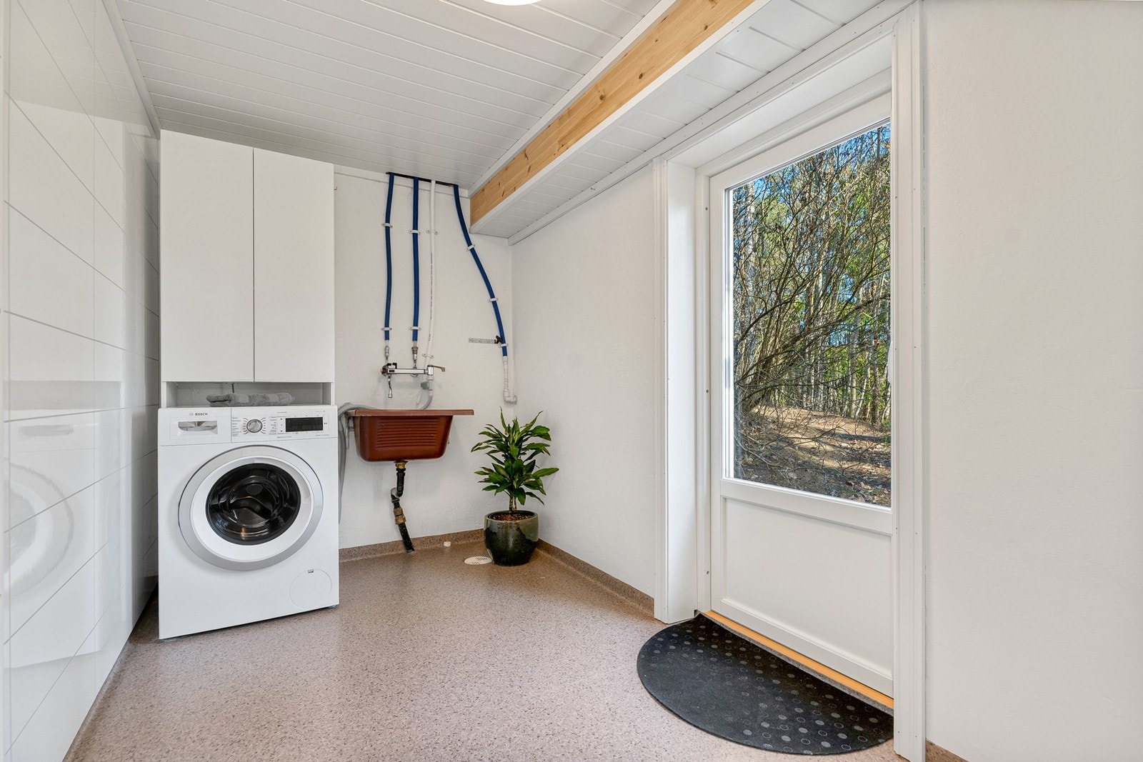 Praktisk vaskerom med egen inngang Galleribilde
