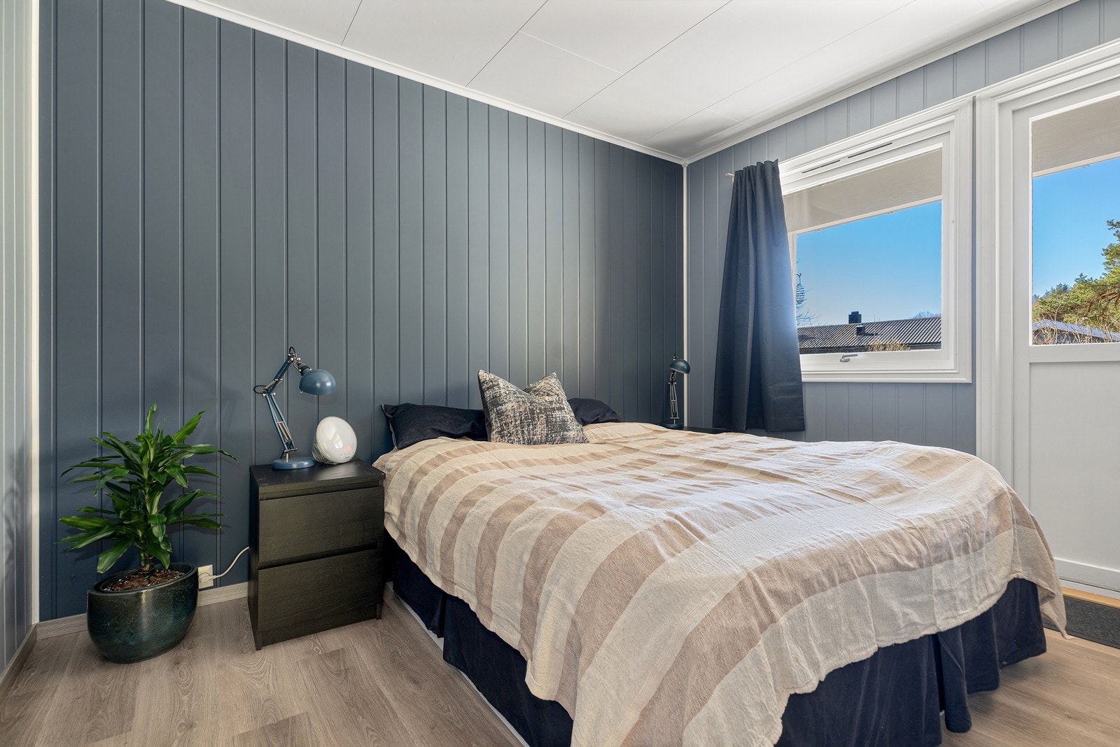 Lunt og trivelig hovedsoverom med utgang til solrik terrasse Galleribilde