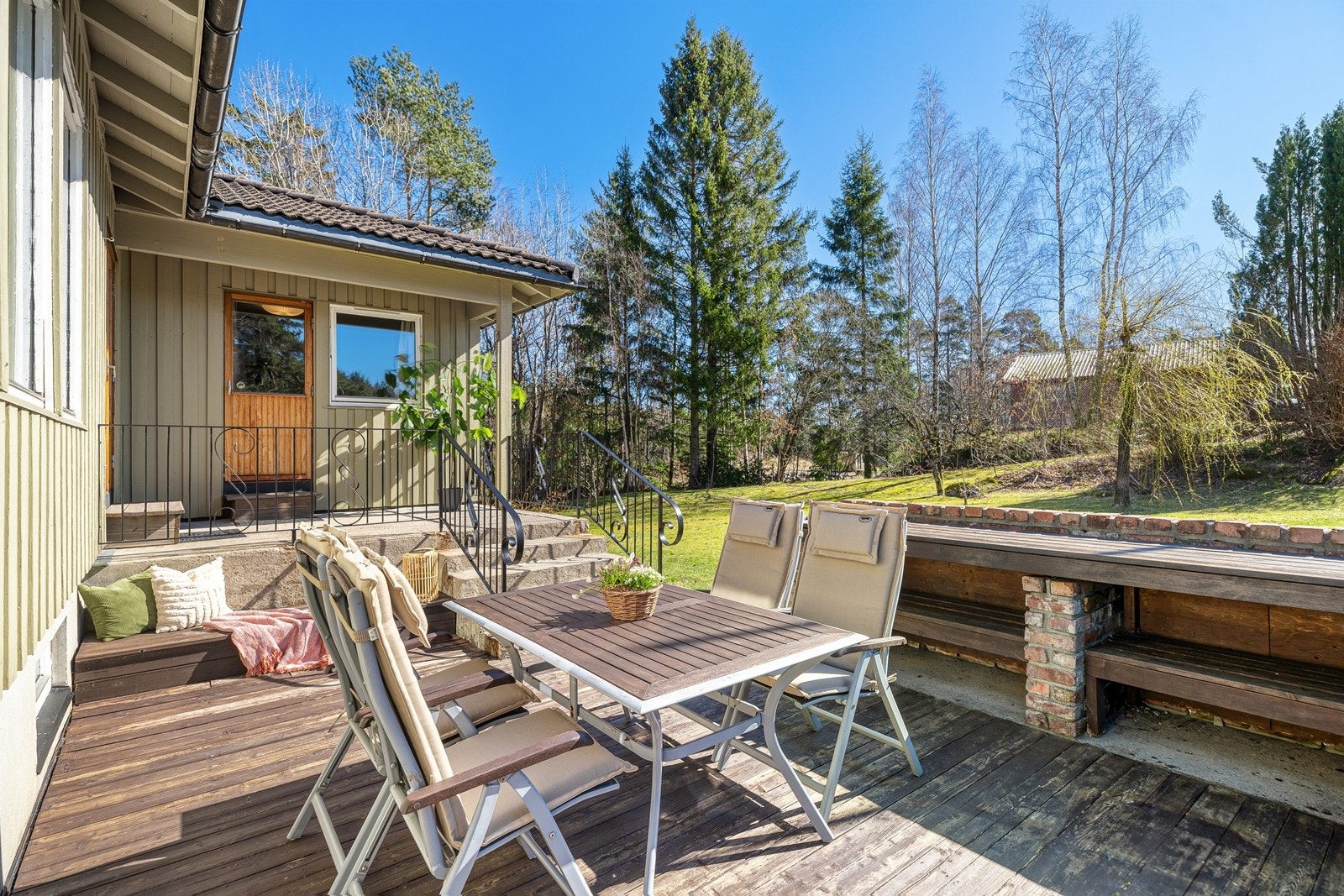 Trivelig uteplass med utekjøkken Galleribilde