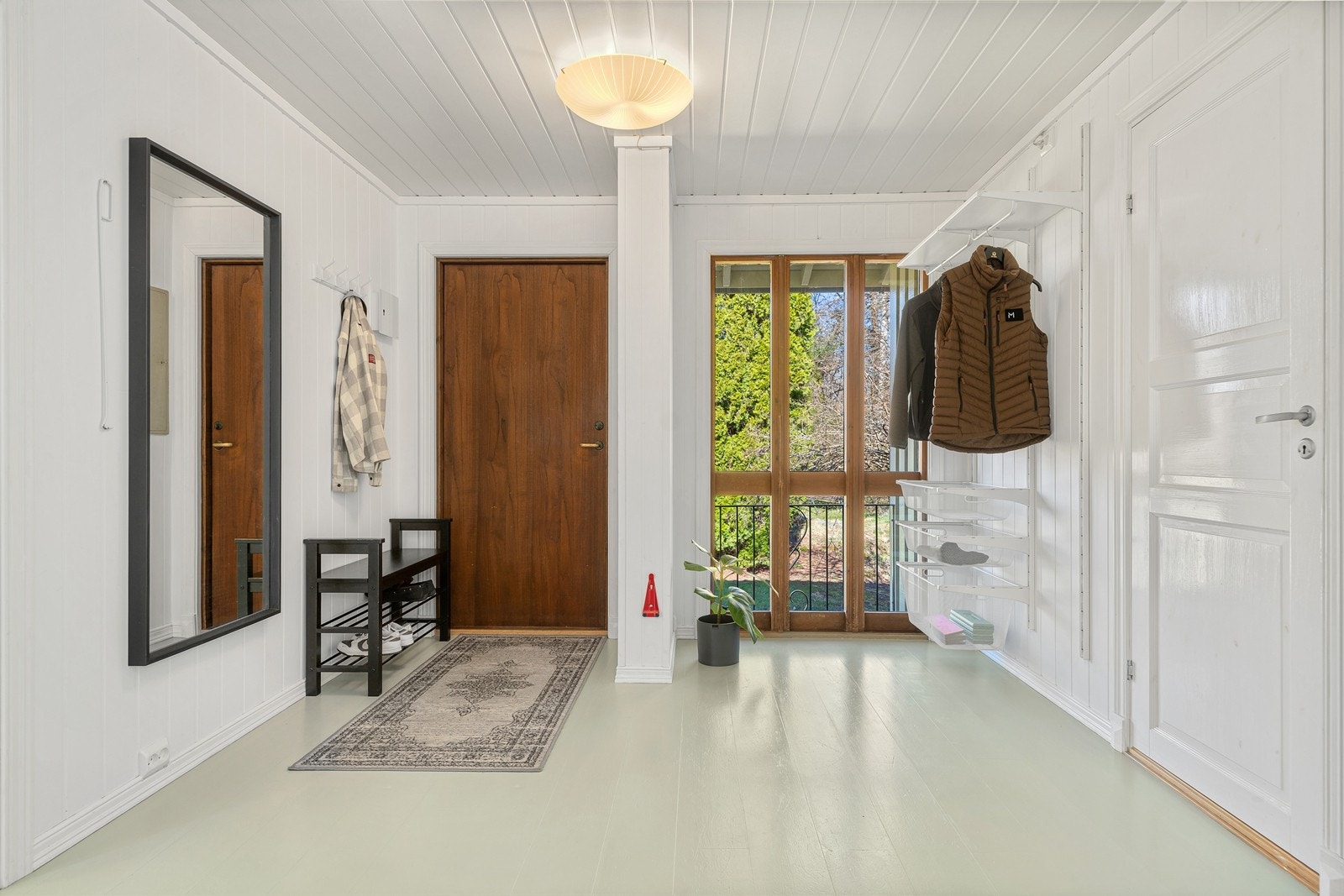 Imøtekommende og lys entre/ hall med praktisk garderobeløsing Galleribilde