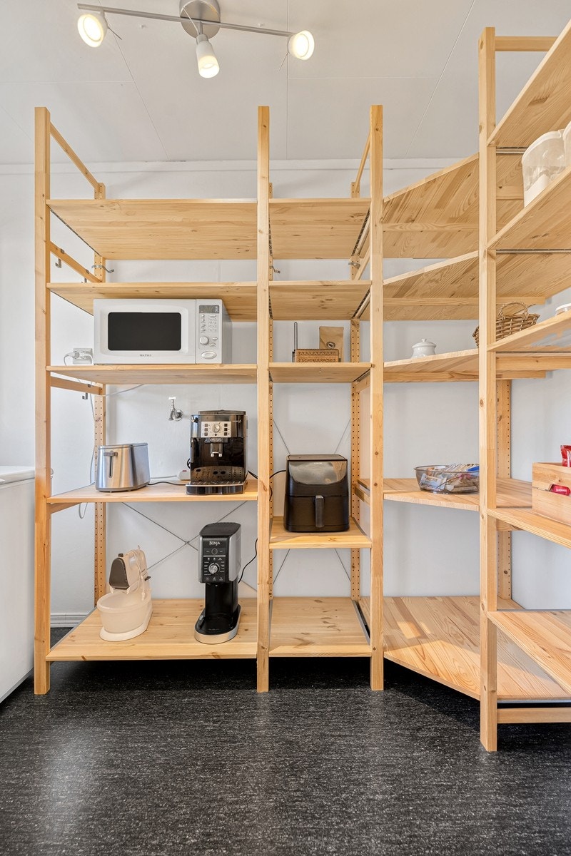 Utrolig praktisk med egen matbod i forbindelse med kjøkkenet Galleribilde