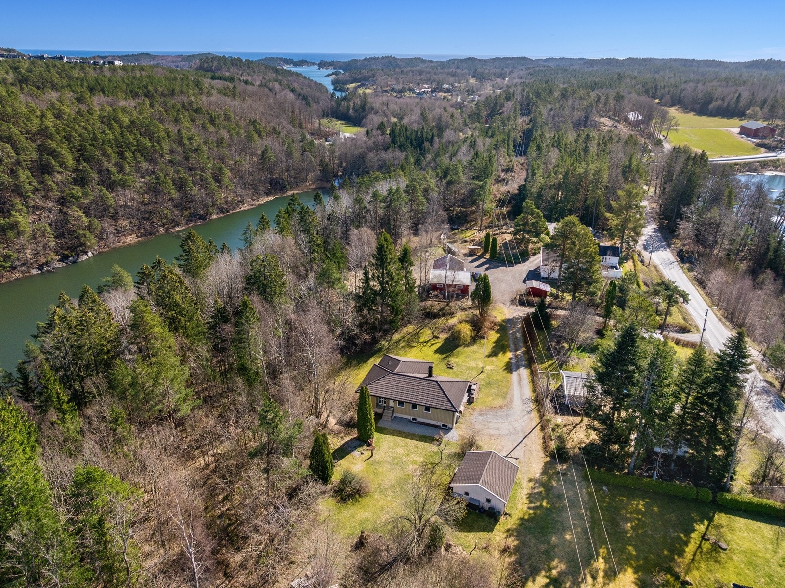 Velkommen til Glamslandsveien 26 - En landlig og tilbaketrukket beliggende enebolig over 2 innholdsrike plan. Velholdt og modernisert i nyere tid. Usjenert tomt på over 4 mål. Galleribilde