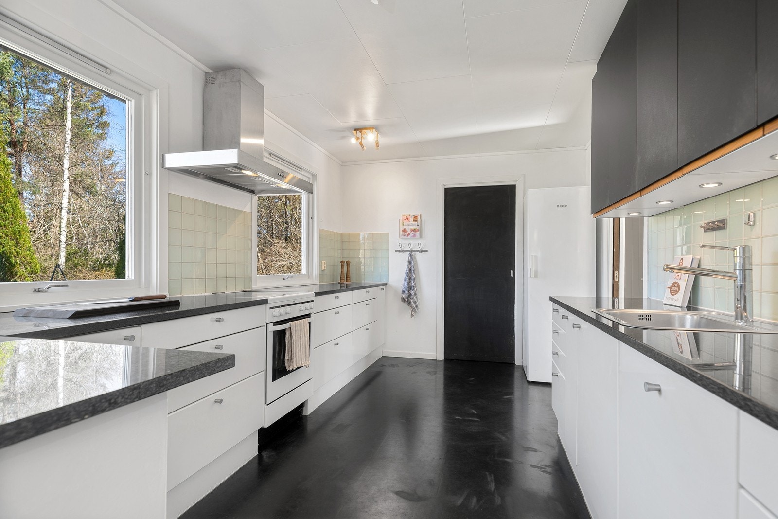 Her har du nok av skapplass og arbeidsområde i tillegg til at du kan nyte utsikten mens du lager mat Galleribilde