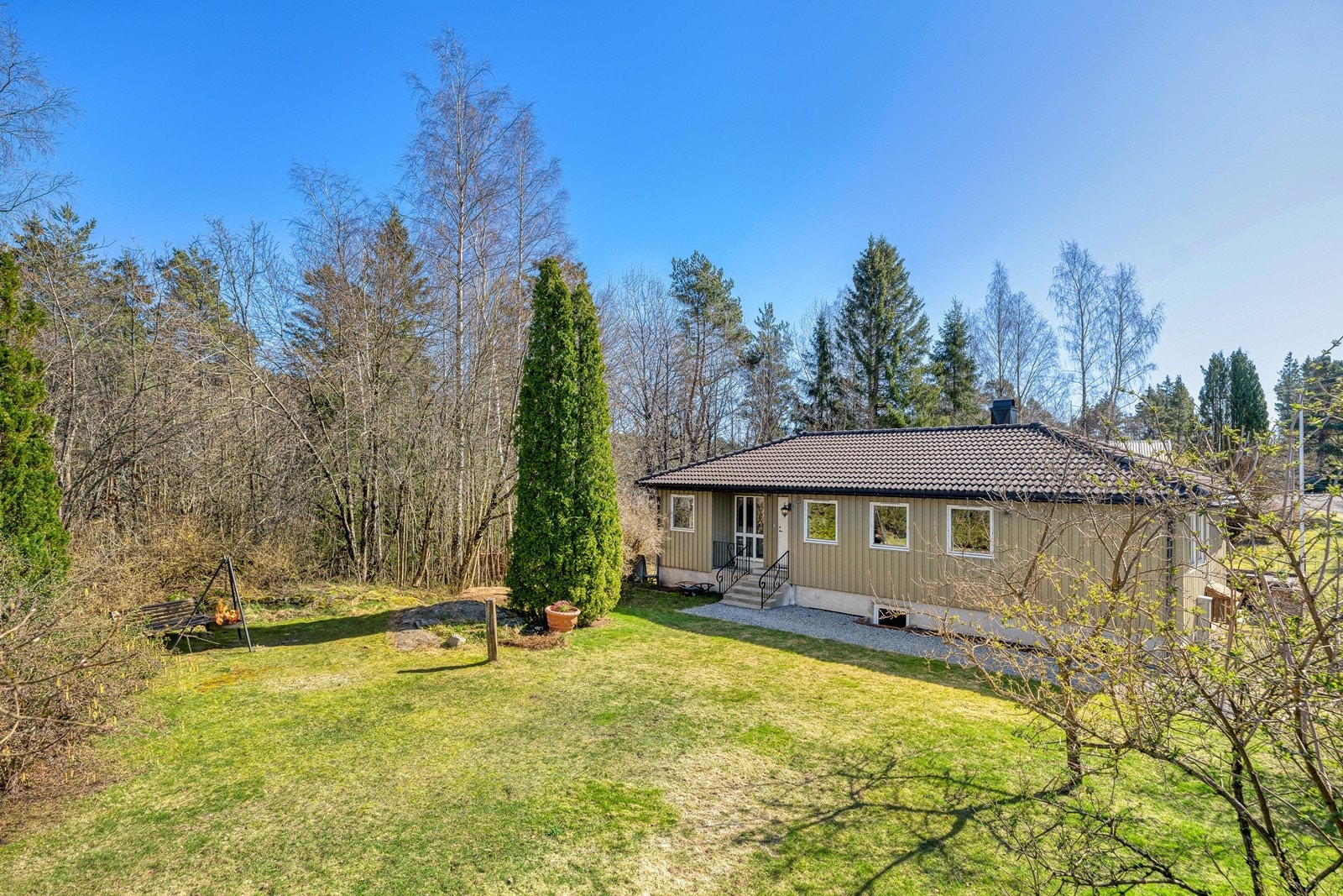 Stor tomt med mye plenareal Galleribilde