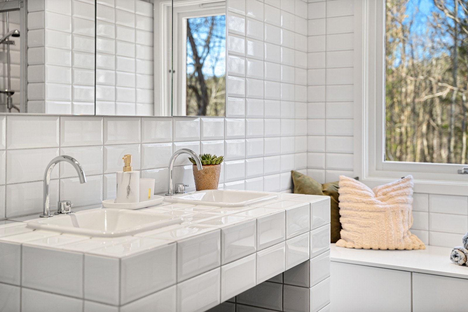 Flislagt servant med dobbel vask og god plass til toalettsaker i speilskap Galleribilde