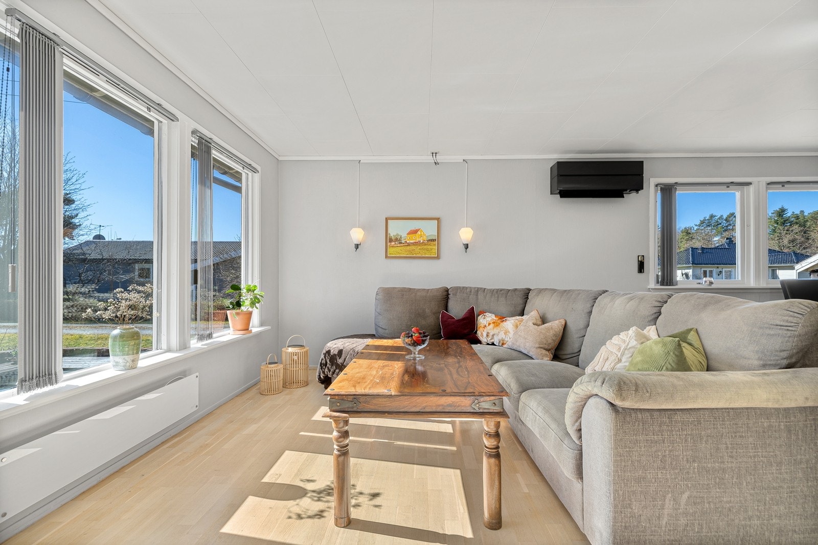 Store vinduer som slipper inn mye naturlig lys i hele etasjen Galleribilde