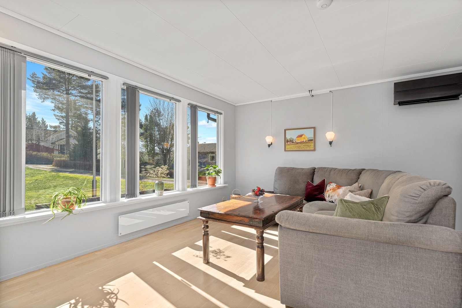 Romslig stue med gode møbleringsmuligheter. Varmepumpe er installert i nyere tid Galleribilde