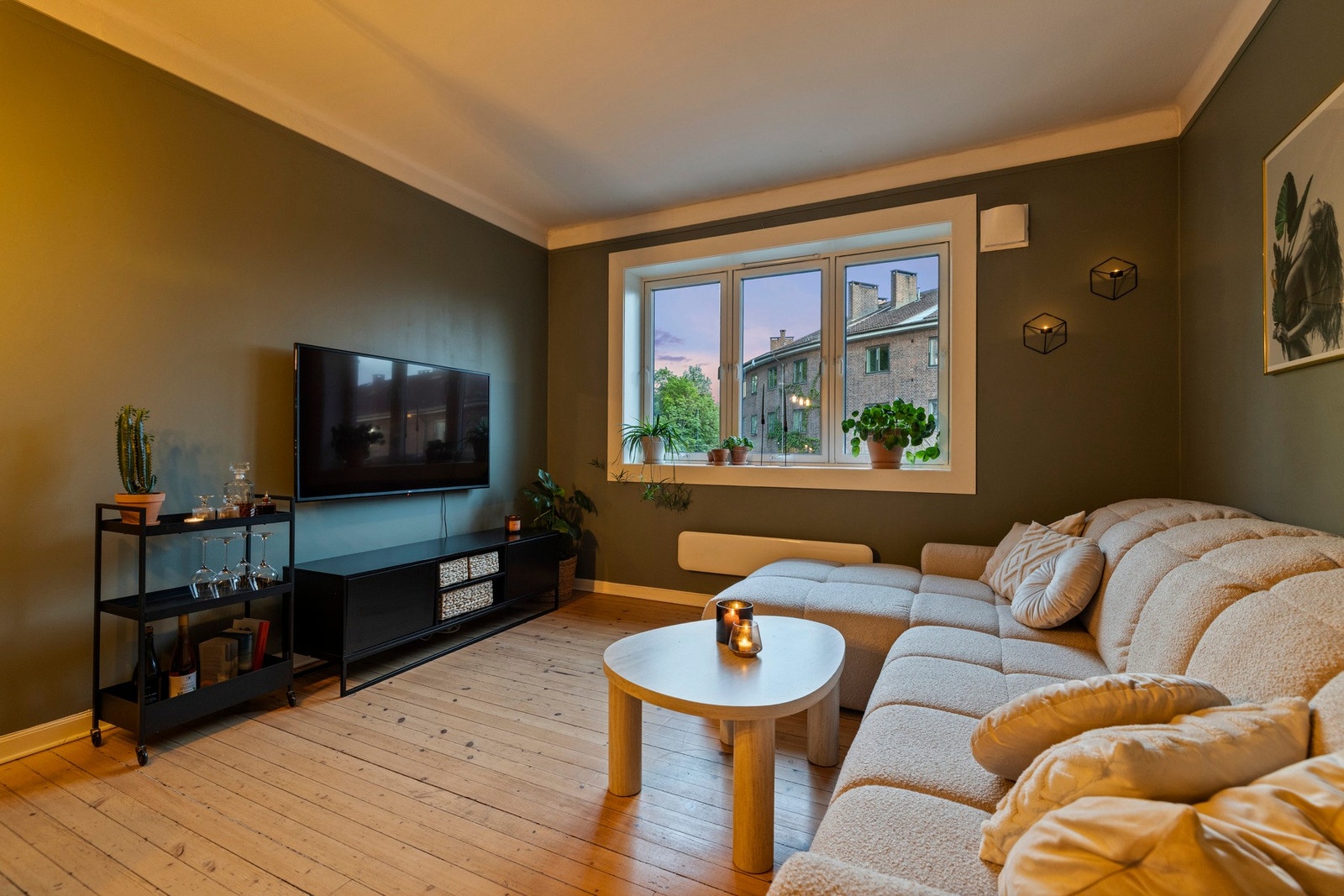 Stuen er et romslig oppholdsrom med gode muligheter for innredning Galleribilde