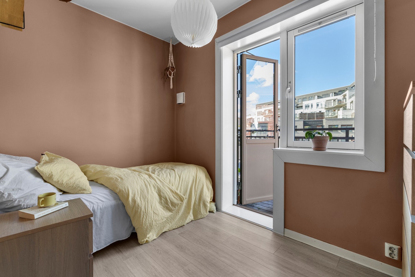 Soverom 2 har god plass til seng og nattbord og har et nyere gulv Galleribilde