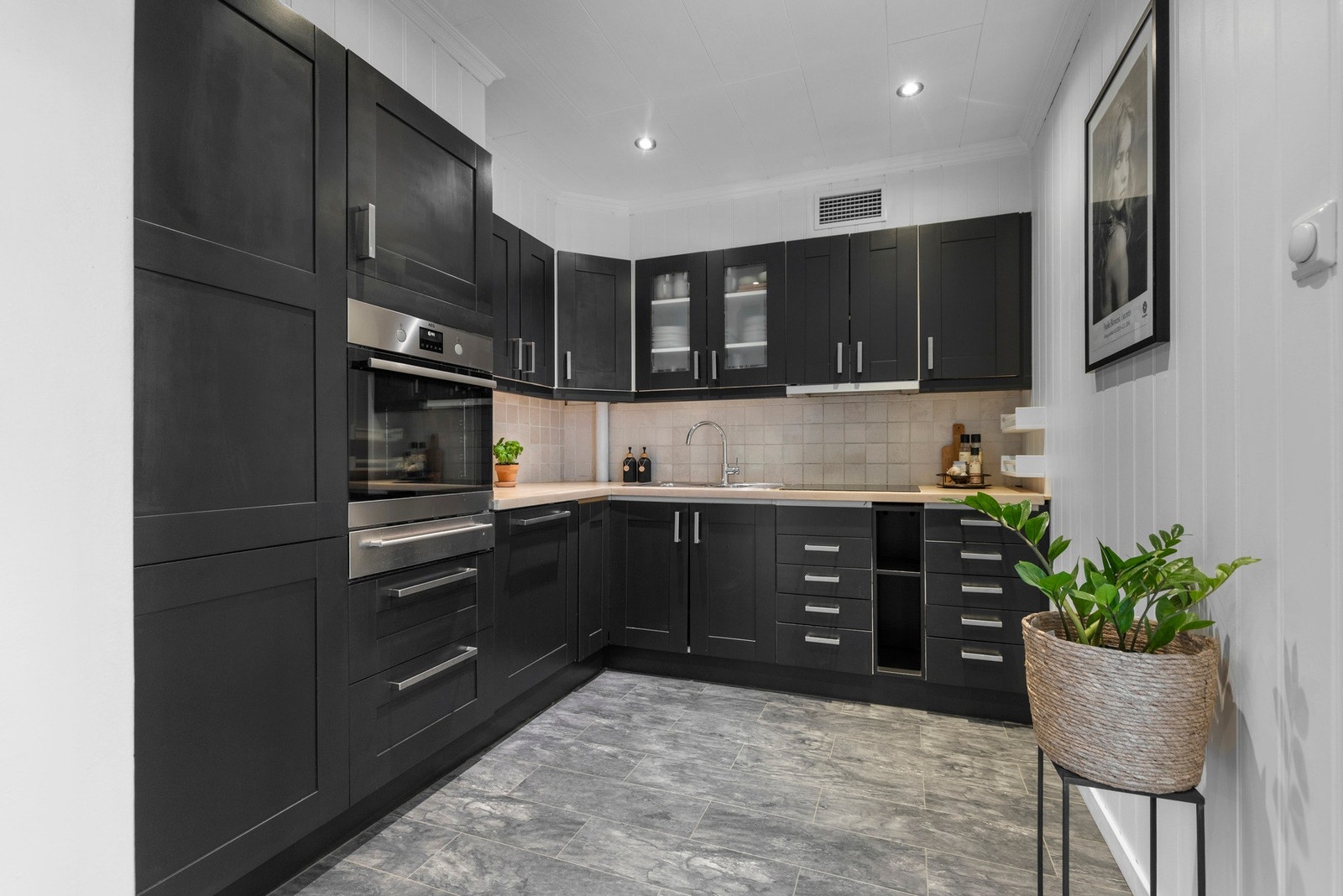 Romslig kjøkken med ny stekeovn fra 2022 Galleribilde