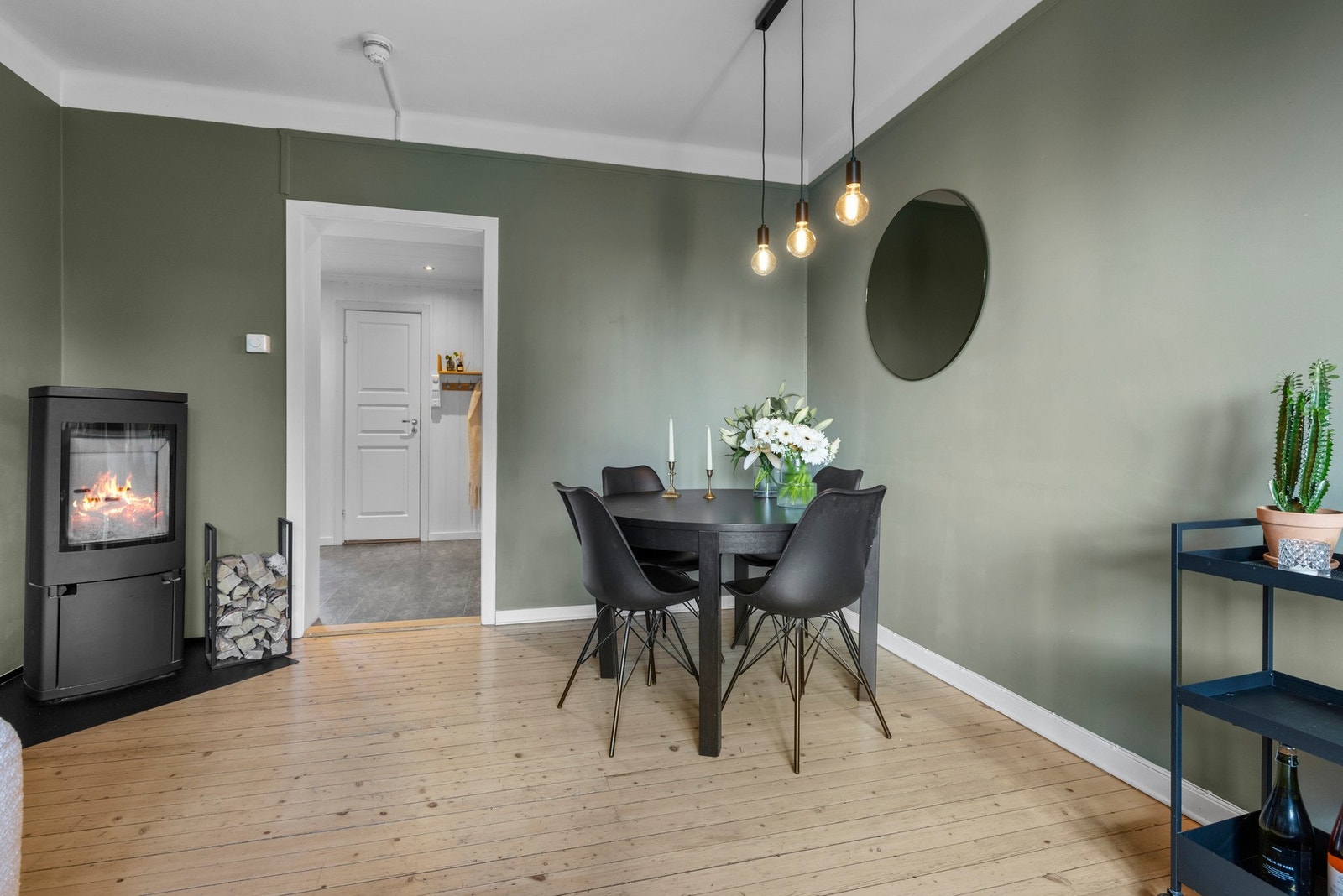 Koselig krok perfekt for spisegruppe ved peisen Galleribilde