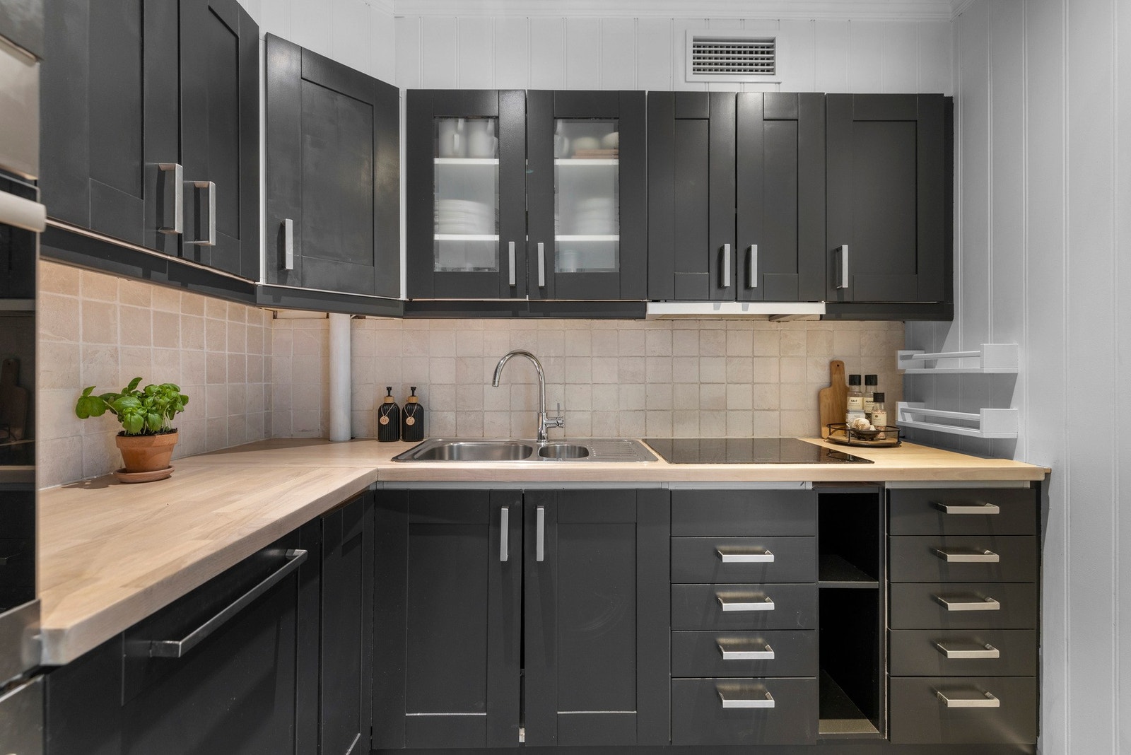 Innredningen er fra 2011 og inkluderer integrerte hvitevarer som platetopp, stekeovn (ny i 2022), oppvaskmaskin, kjøl/frys og skuffvarmer Galleribilde