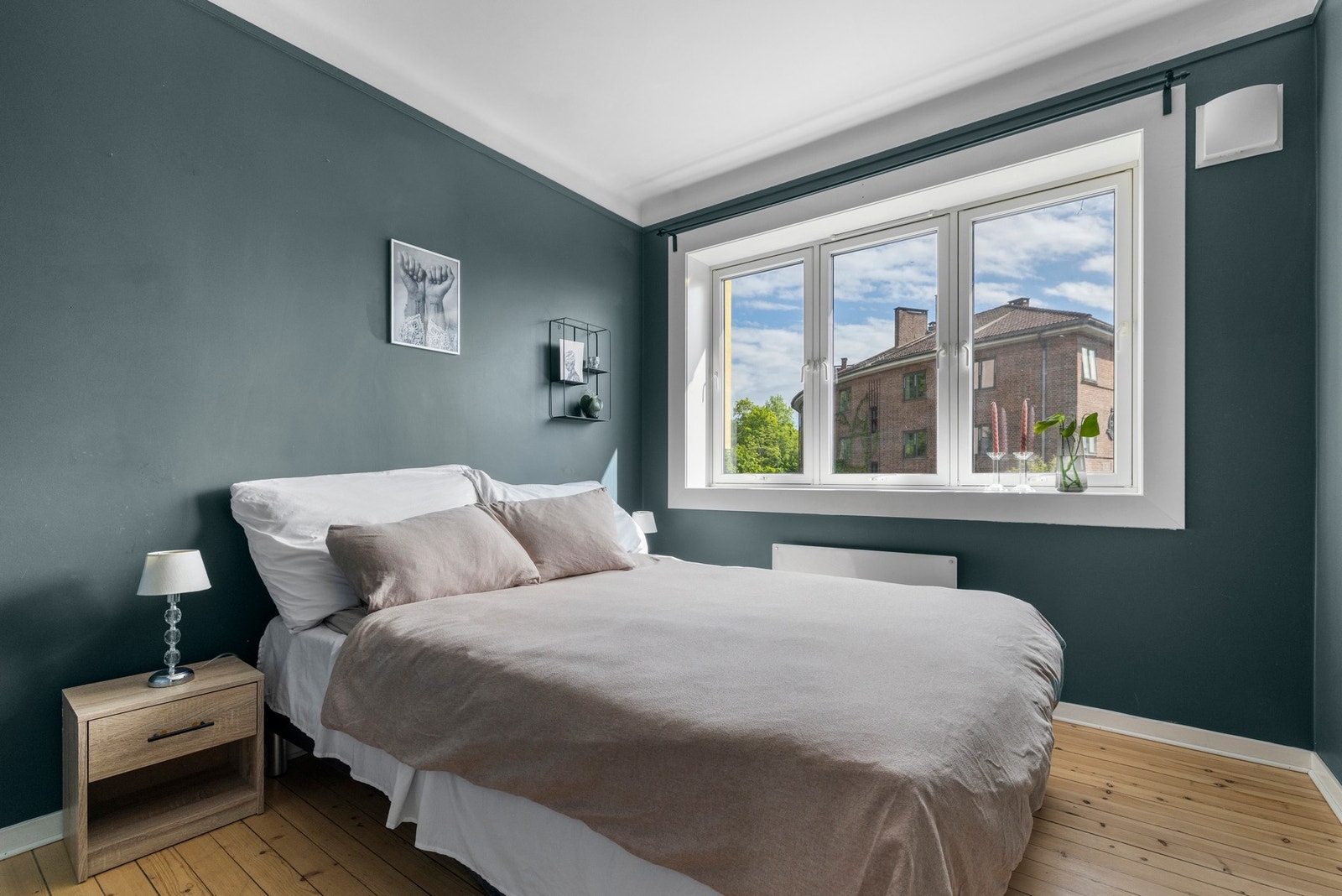 Det første soverommet har god plass til dobbeltseng og nattbord Galleribilde