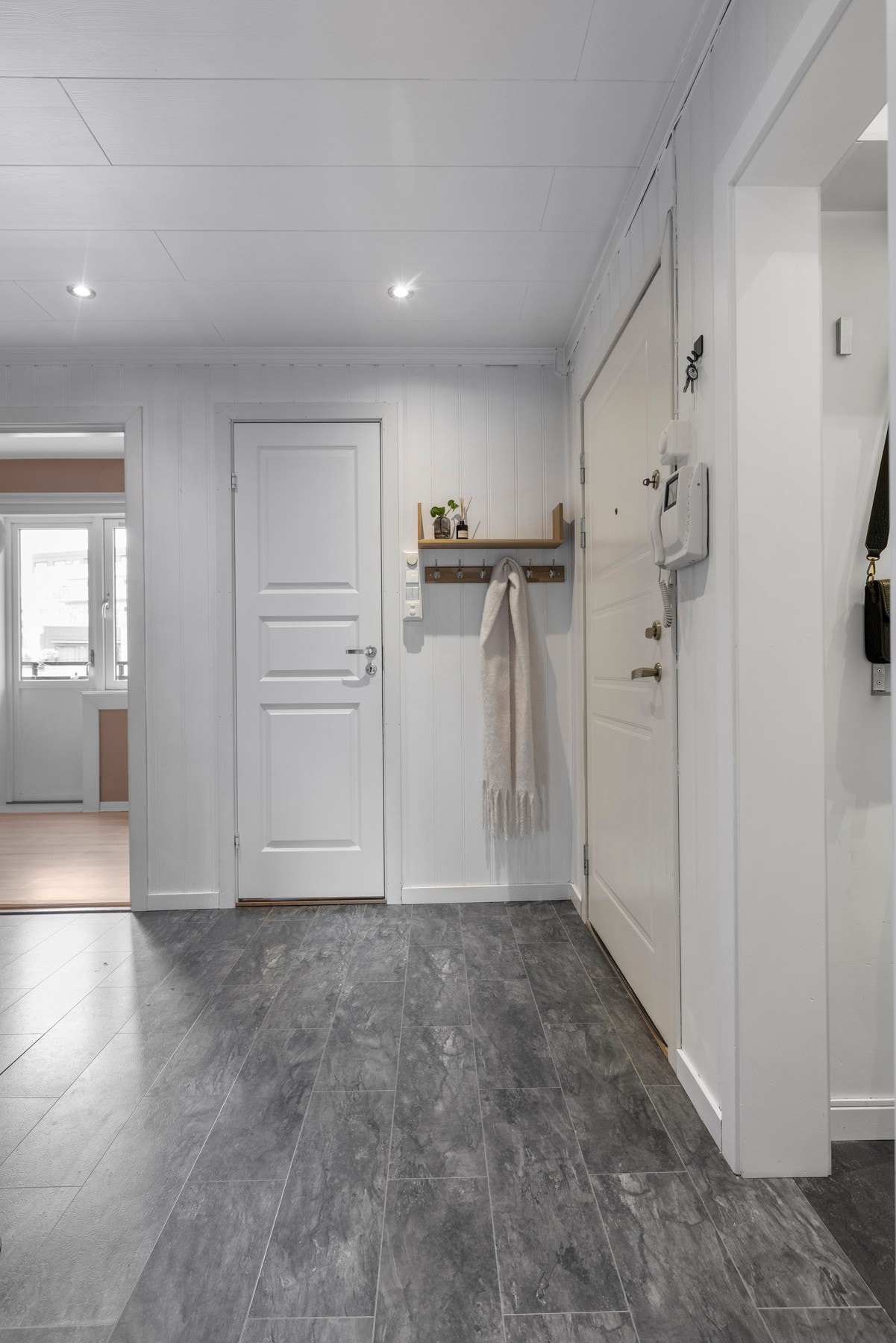 Inngangspartiet har en romslig utforming som gir gode muligheter for oppbevaring og organisering Galleribilde