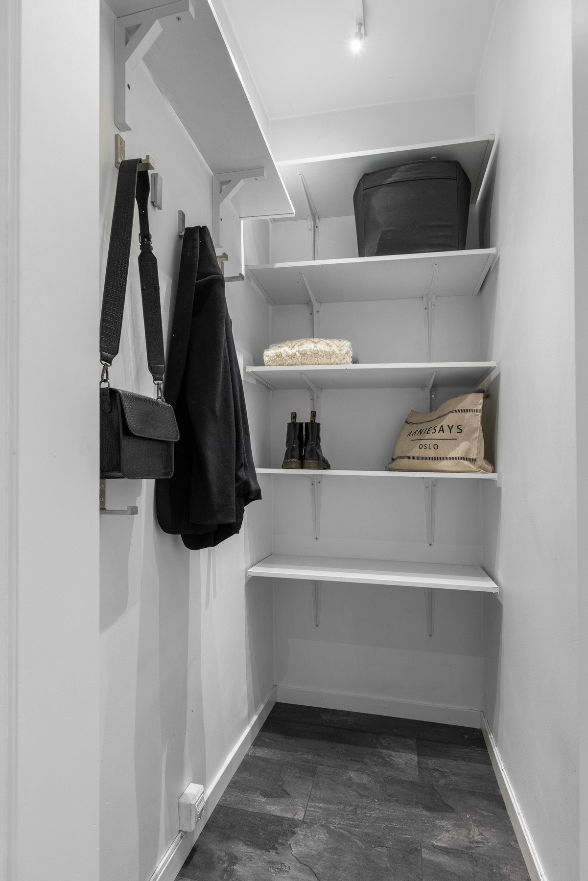 Det er plass til både sko- og klesoppbevaring, og rommet kan enkelt tilpasses ulike behov Galleribilde