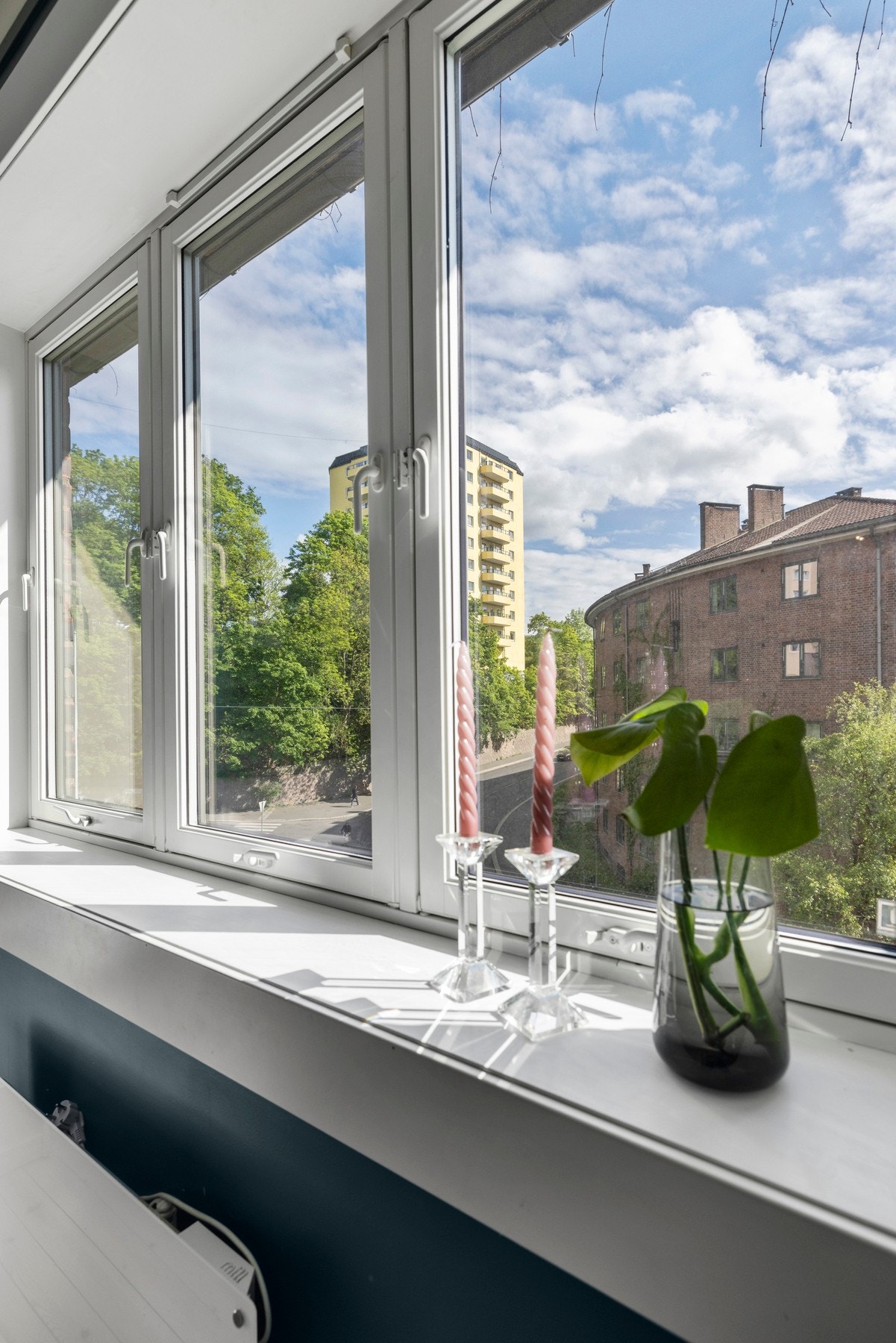 Et vindu sørger for naturlig lys og god ventilasjon Galleribilde