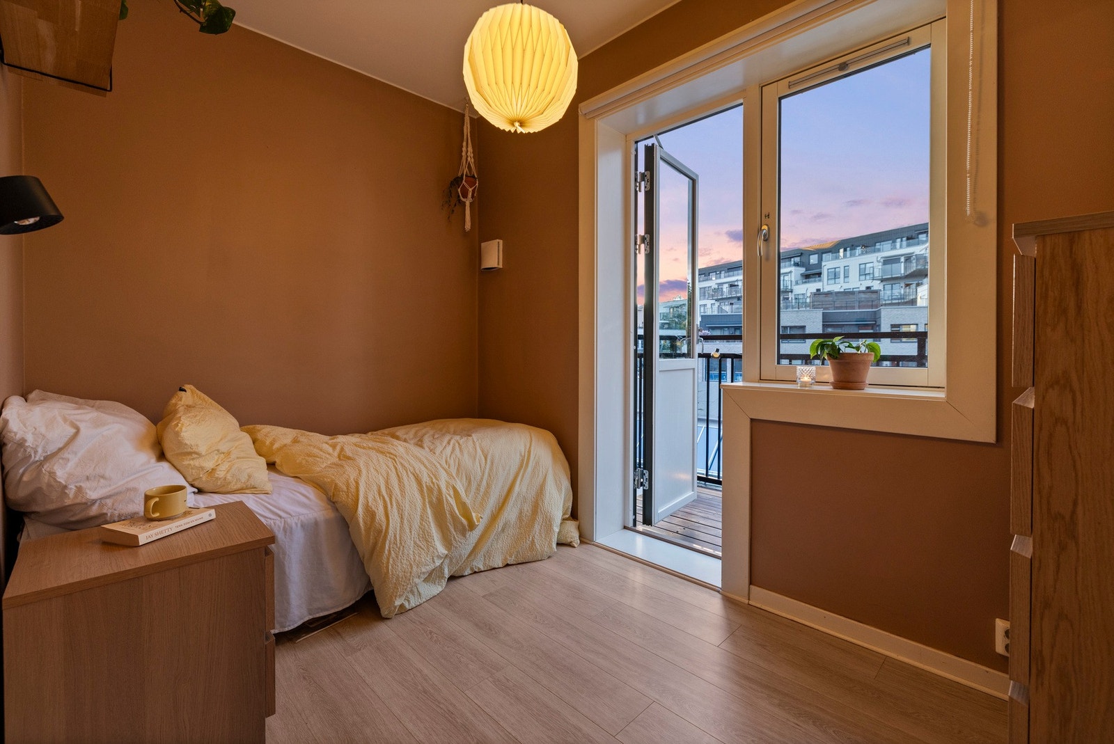 Rommet har utgang til en nordvendt balkong, som gir fint lysinnslipp og en luftig følelse Galleribilde