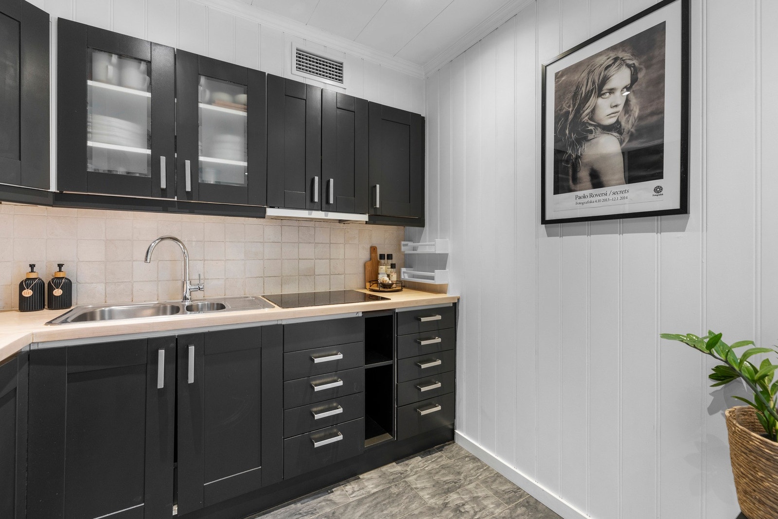 Skap- og skuffeløsningene gir god oppbevaringsplass, og rommet er tilrettelagt for effektiv bruk. Galleribilde