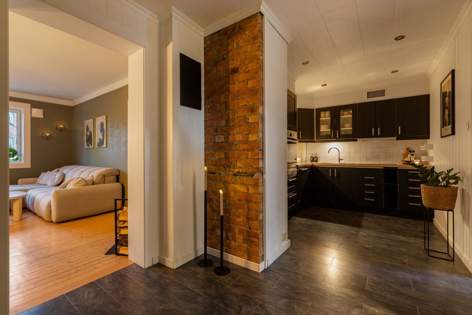 Inn fra stuen finner du kjøkkenet Galleribilde