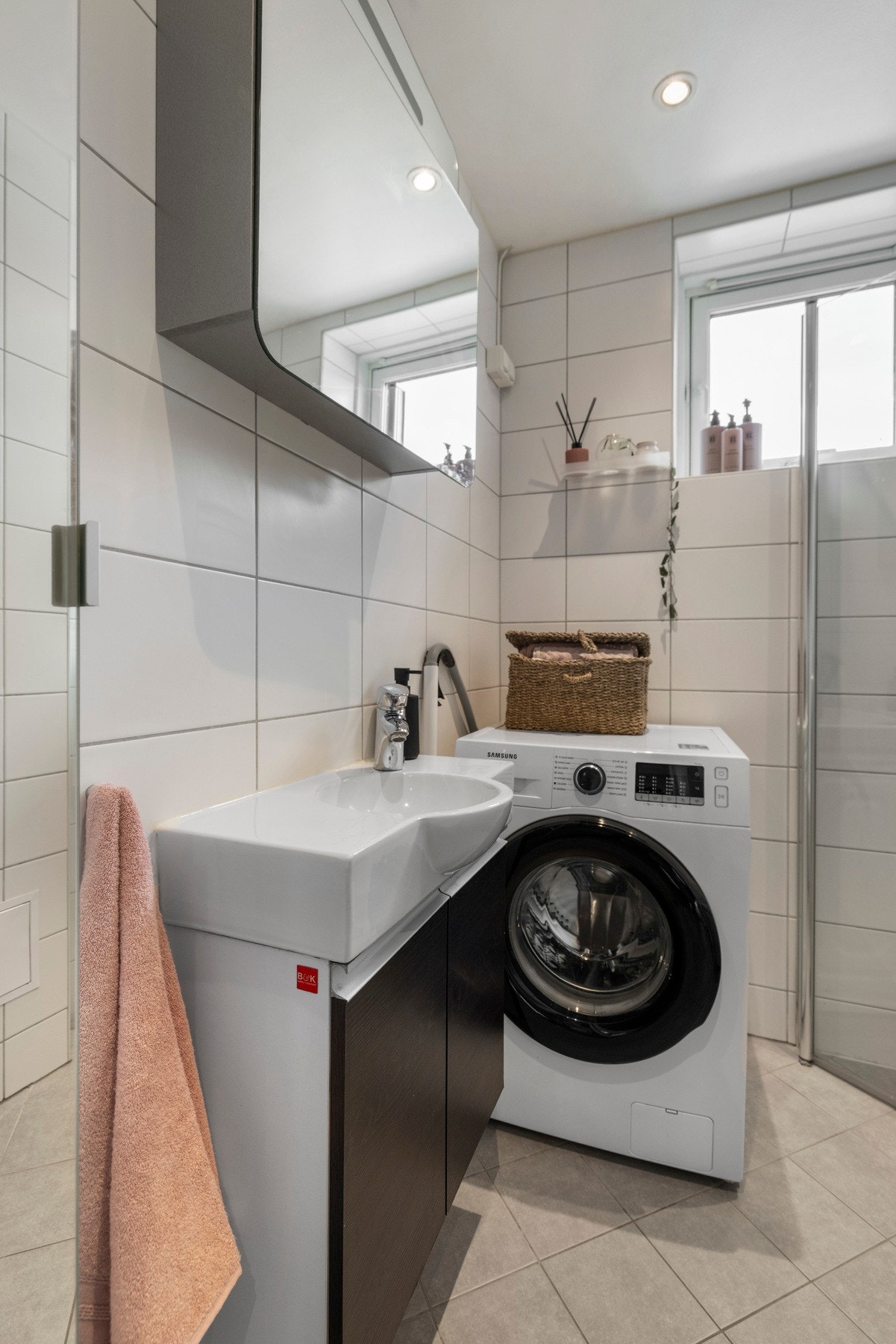 Badet har fliser på både gulv og vegger, mens taket er malt Galleribilde