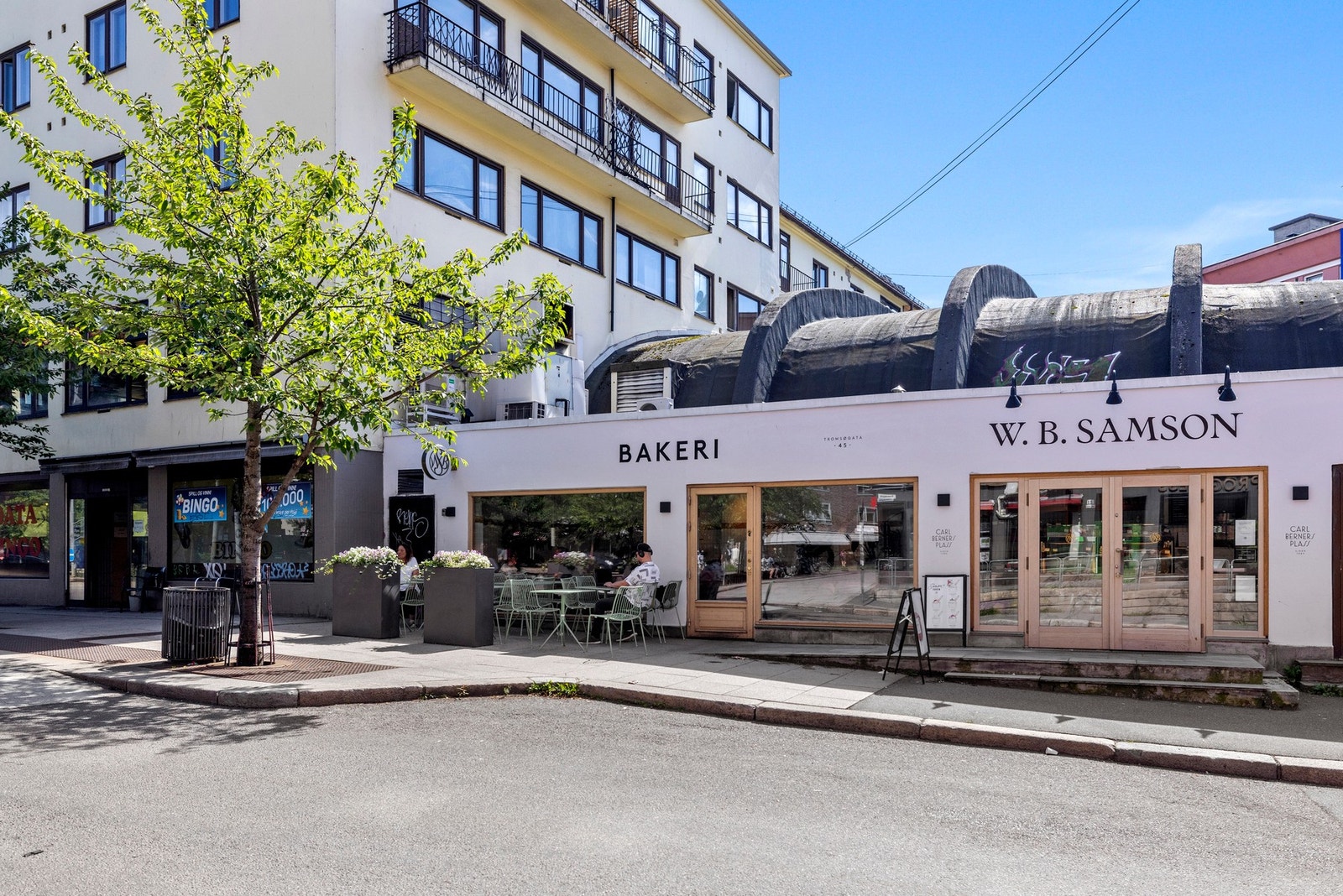 Området byr også på et godt utvalg av kafeer og spisesteder Galleribilde