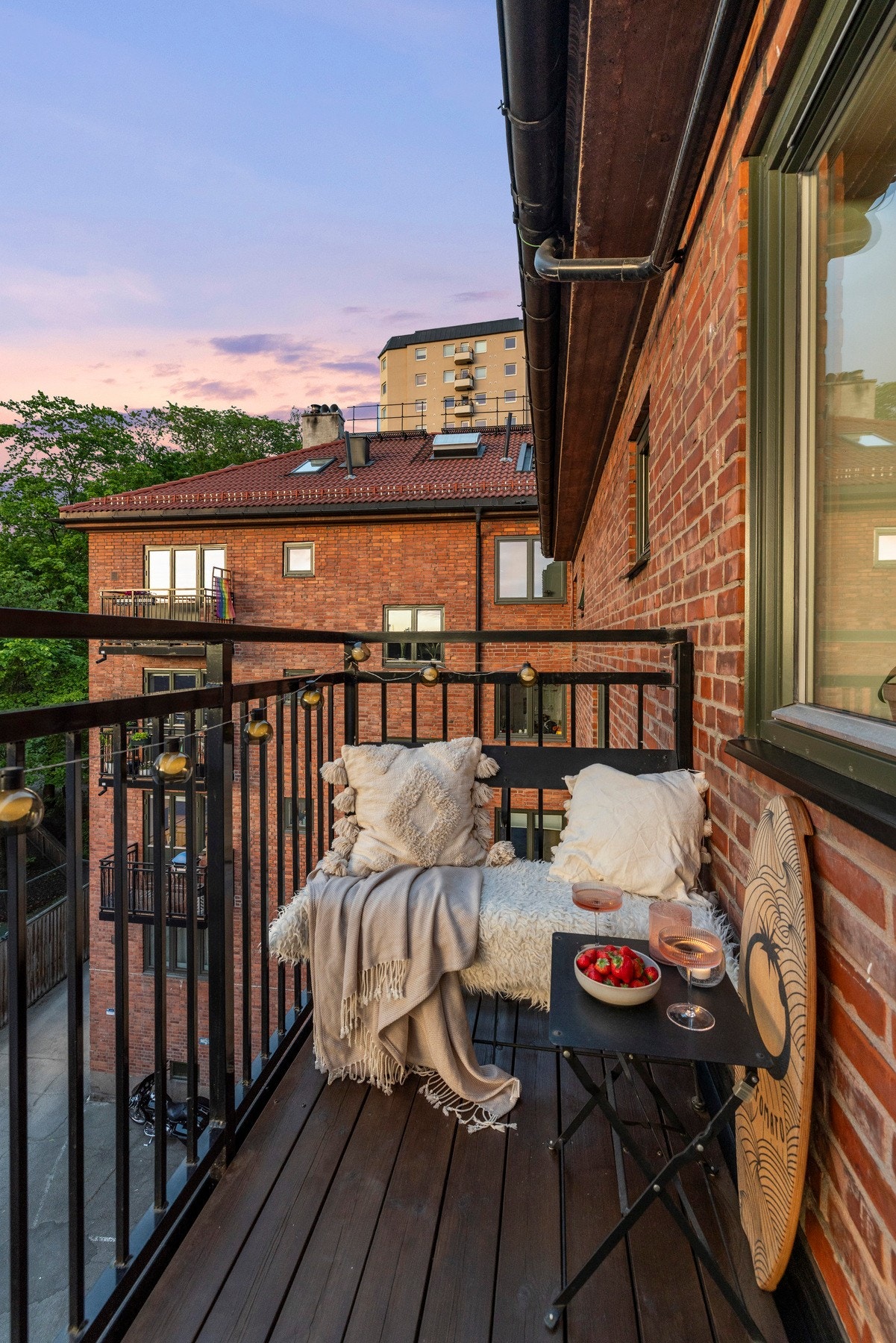 Balkongen er nordvendt og har et areal på 2,8 kvm, med adkomst fra soverommet ved kjøkkenet Galleribilde