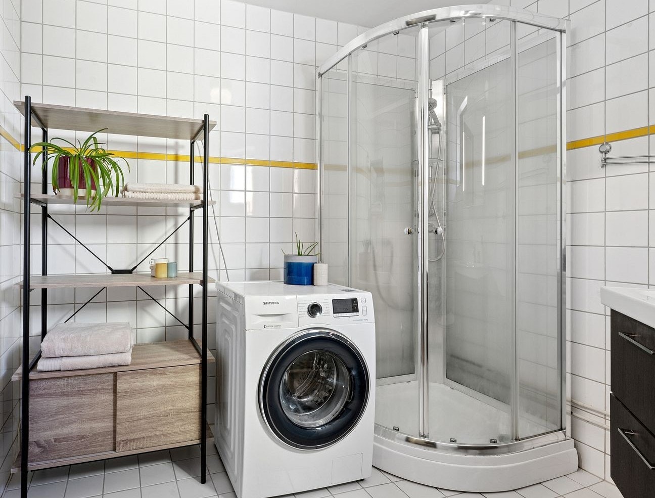 Bad med dusj og vaskemaskin Galleribilde